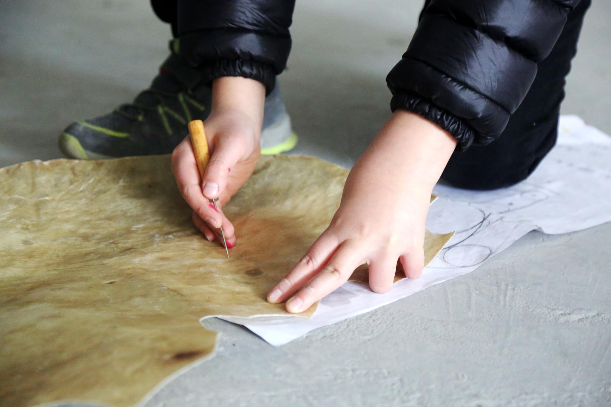 传统的皮影制作工序可分为选皮,制皮,画稿,过稿,镂刻,敷彩,缀结合成等