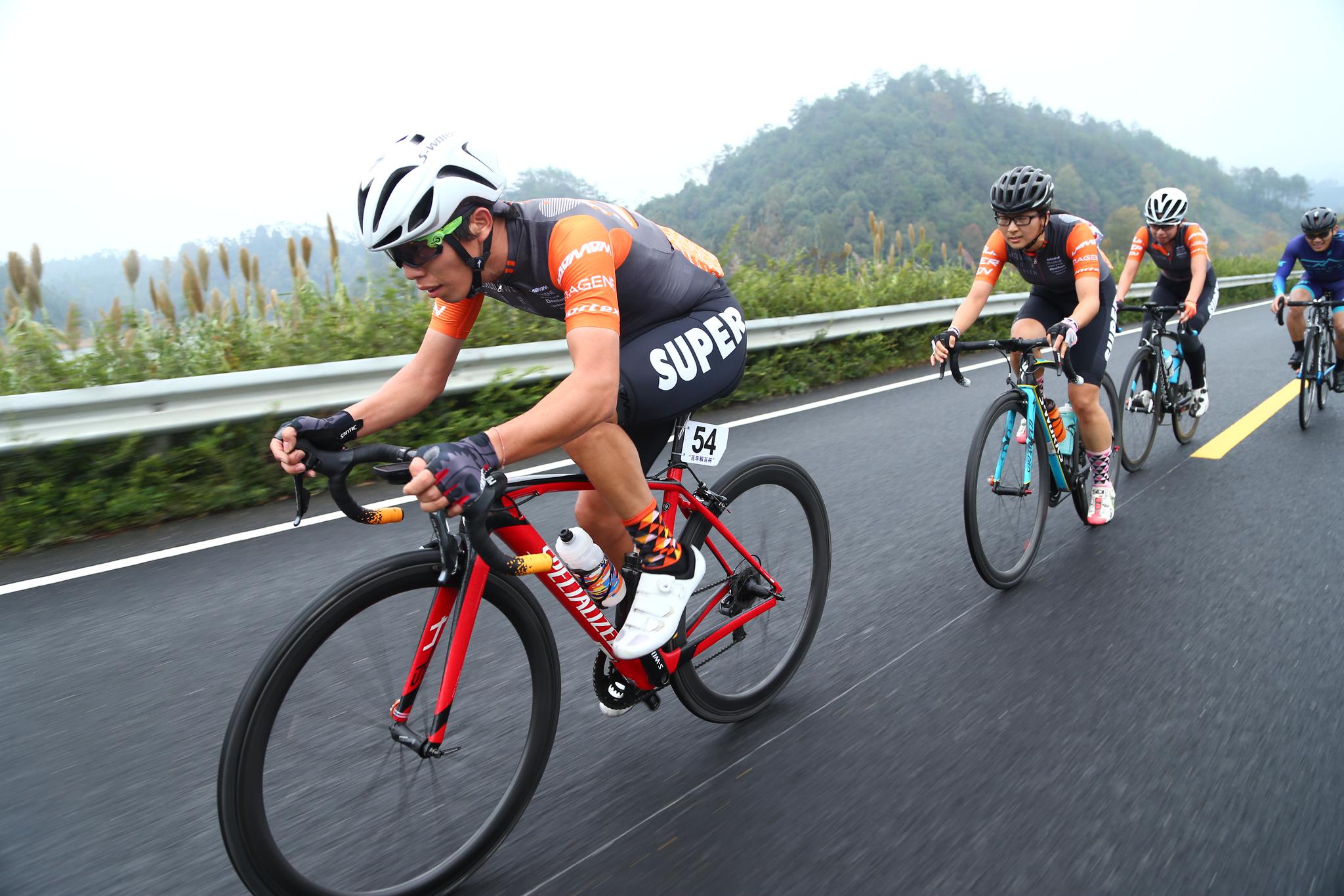 千岛湖畔上演"速度与激情" 第十二届环千岛湖国际公路自行车赛举行
