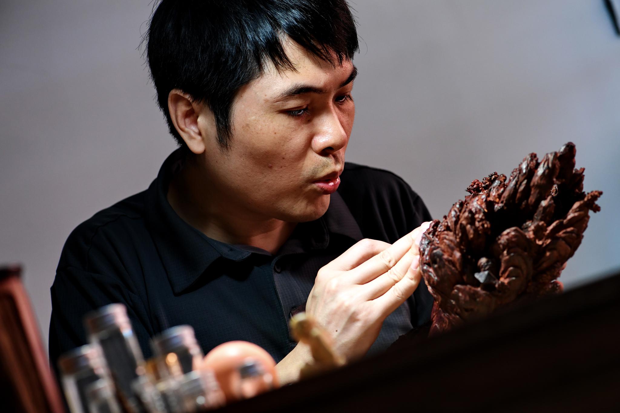 10月23日,林建军在福建莆田的工作室进行木雕创作.