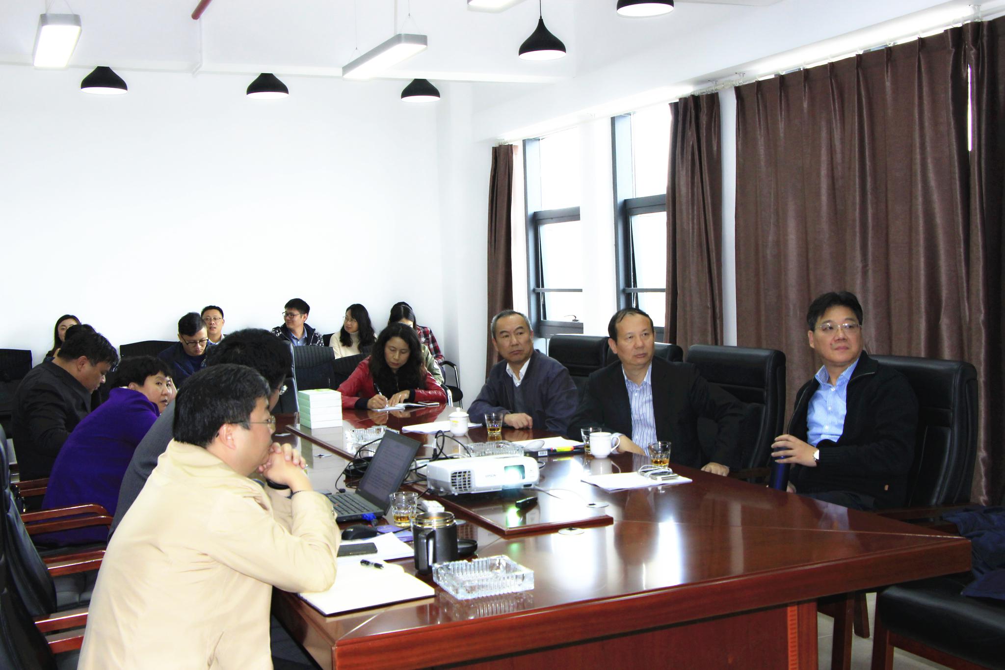 毛军发与大理州副州长傅希,李焱进行了座谈交流,听取洱海水环境保护