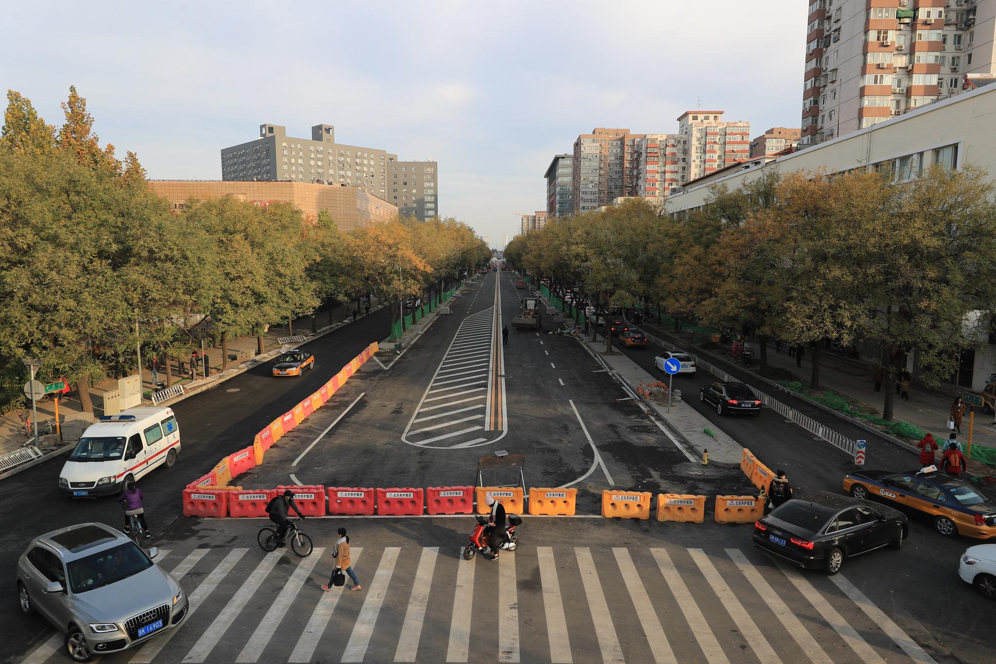 安贞路双向两车道升级六车道疏堵改造月底完成