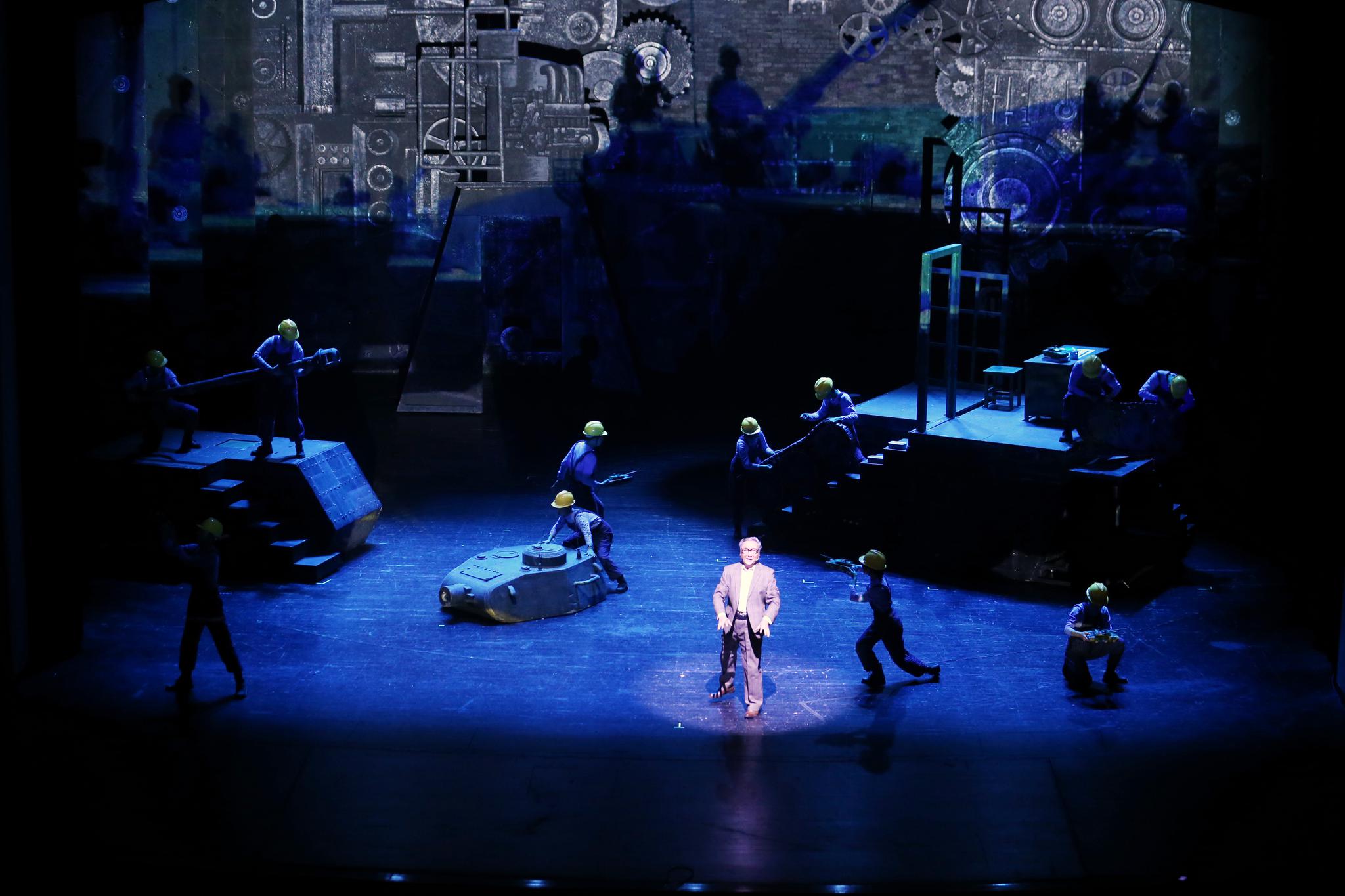 话剧《屠夫》：反思战役带给人类的灾祸