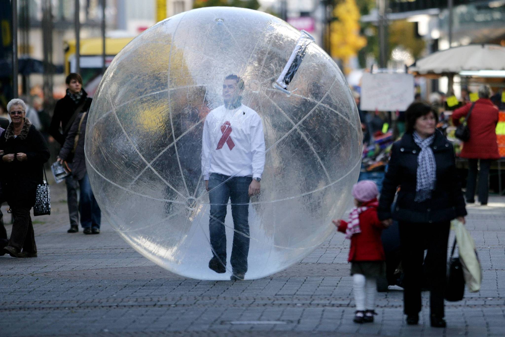 2009年11月3日,德国科隆,一名置身于透明气球之内的男子当日在街头为