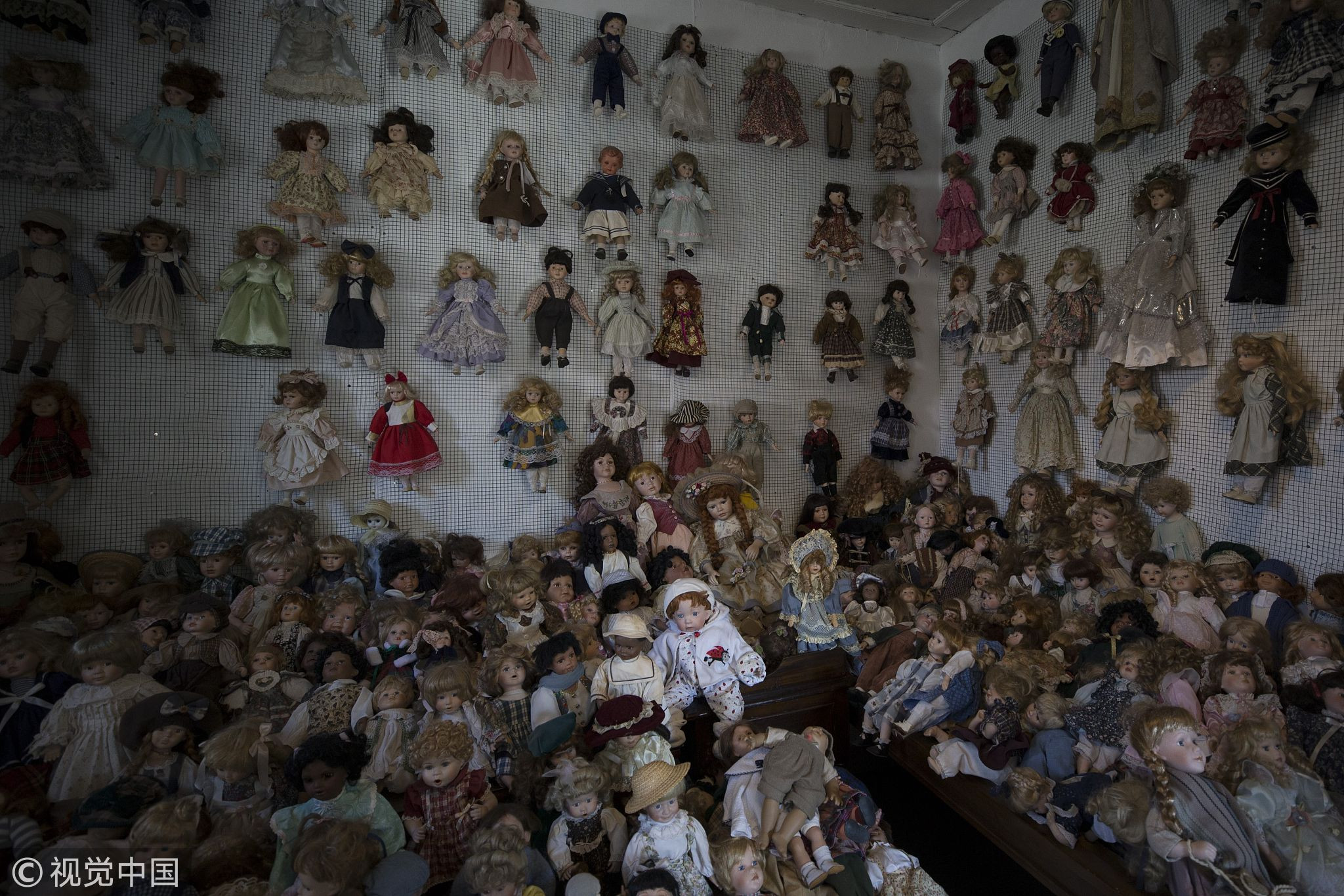 父亲20年为爱女收集5千只娃娃 摆满整个咖啡店