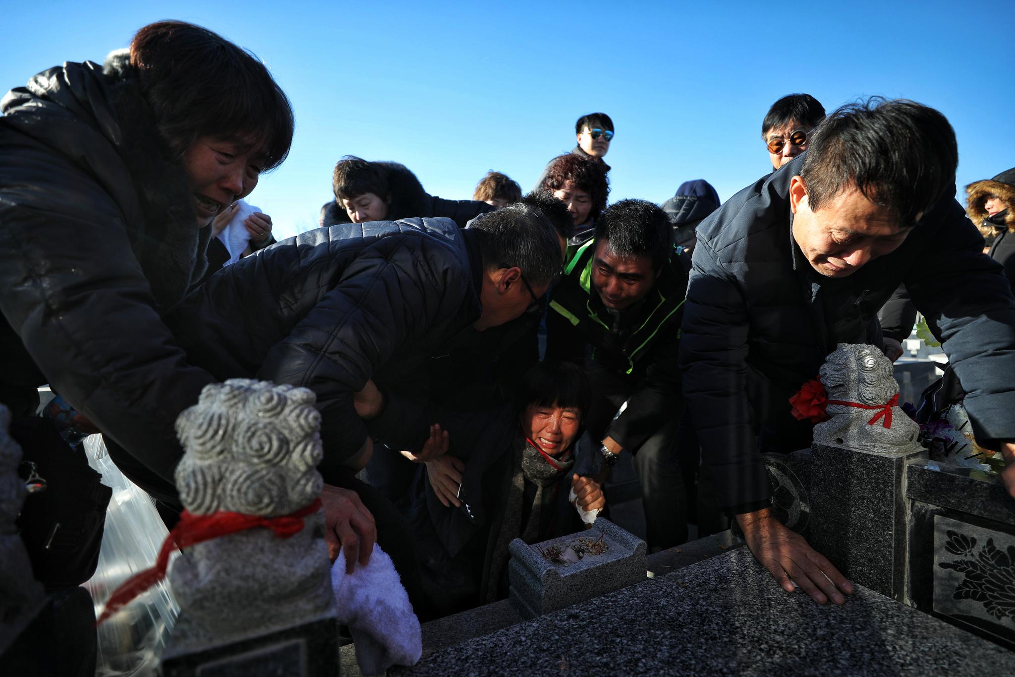 杀妻骗保案死者五七母亲亲手包饺子去墓园祭奠