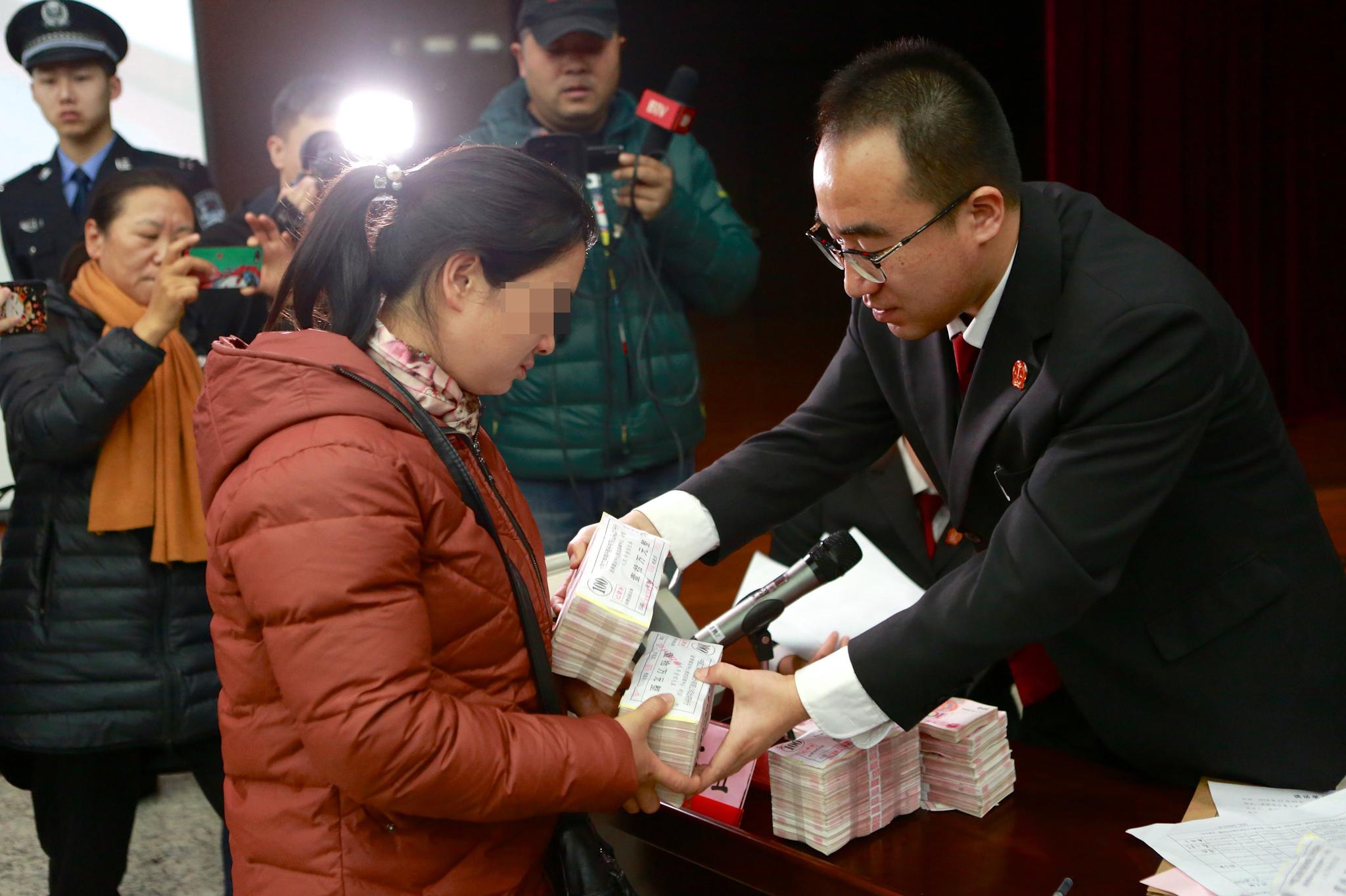 北京东城法院法官集中发还执行款。    法院供图