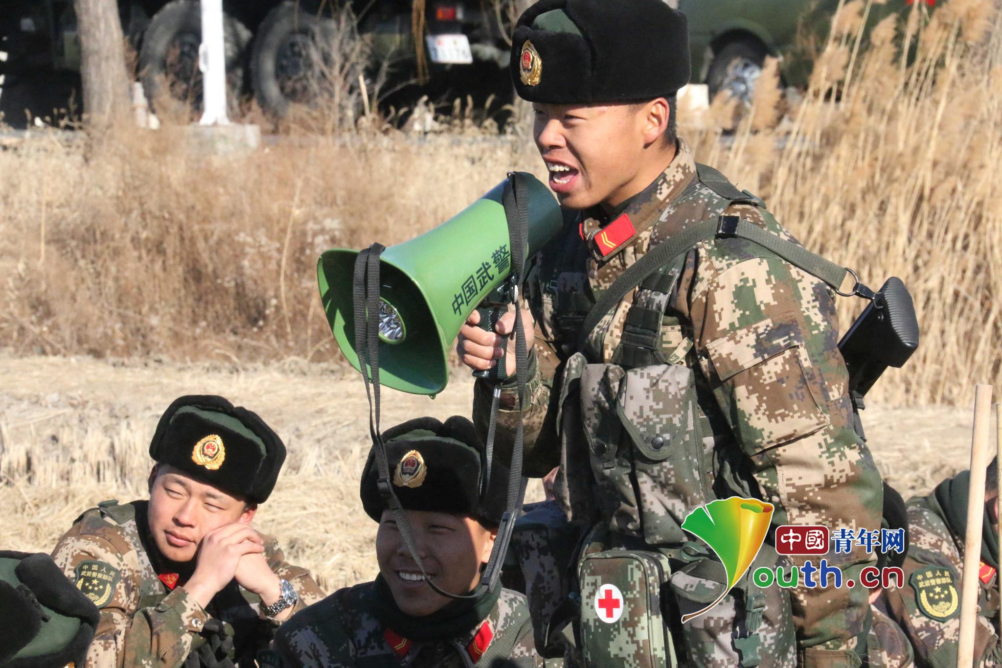 拉练场上的政能量武警某部机动一支队充分发挥政治工作效能增强拉练