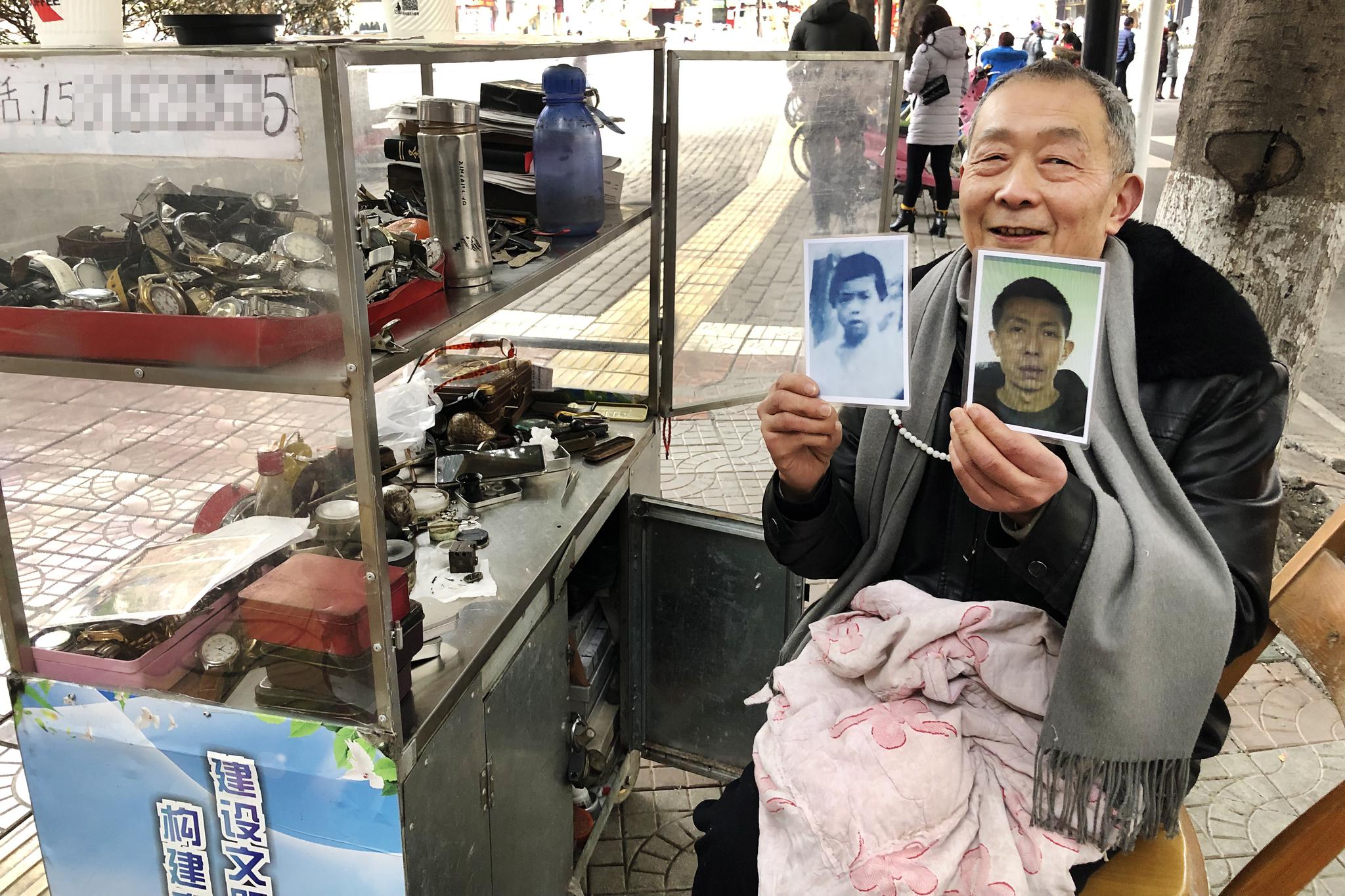 　韩峰拿着儿子儿时唯一的一张照片和长大后的工作照，第一眼看到儿子长大后的照片，韩峰确信，他就是我儿子。 新京报记者王瑞锋 摄