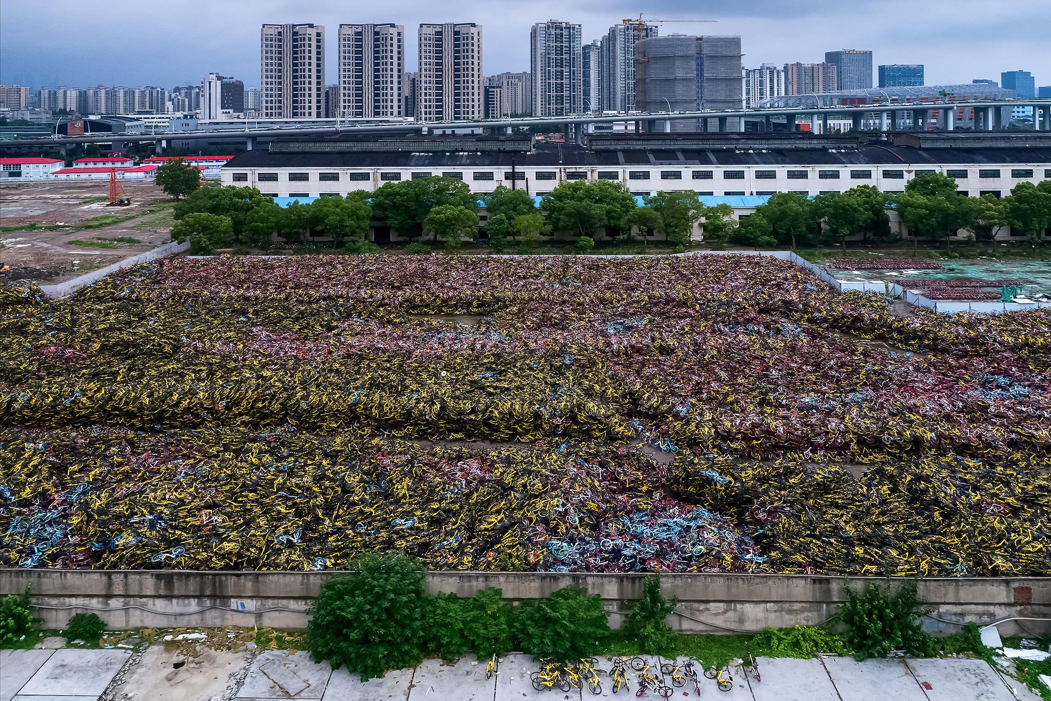 无处安放中国20城共享单车坟场全纪录湃客年度视觉大赛