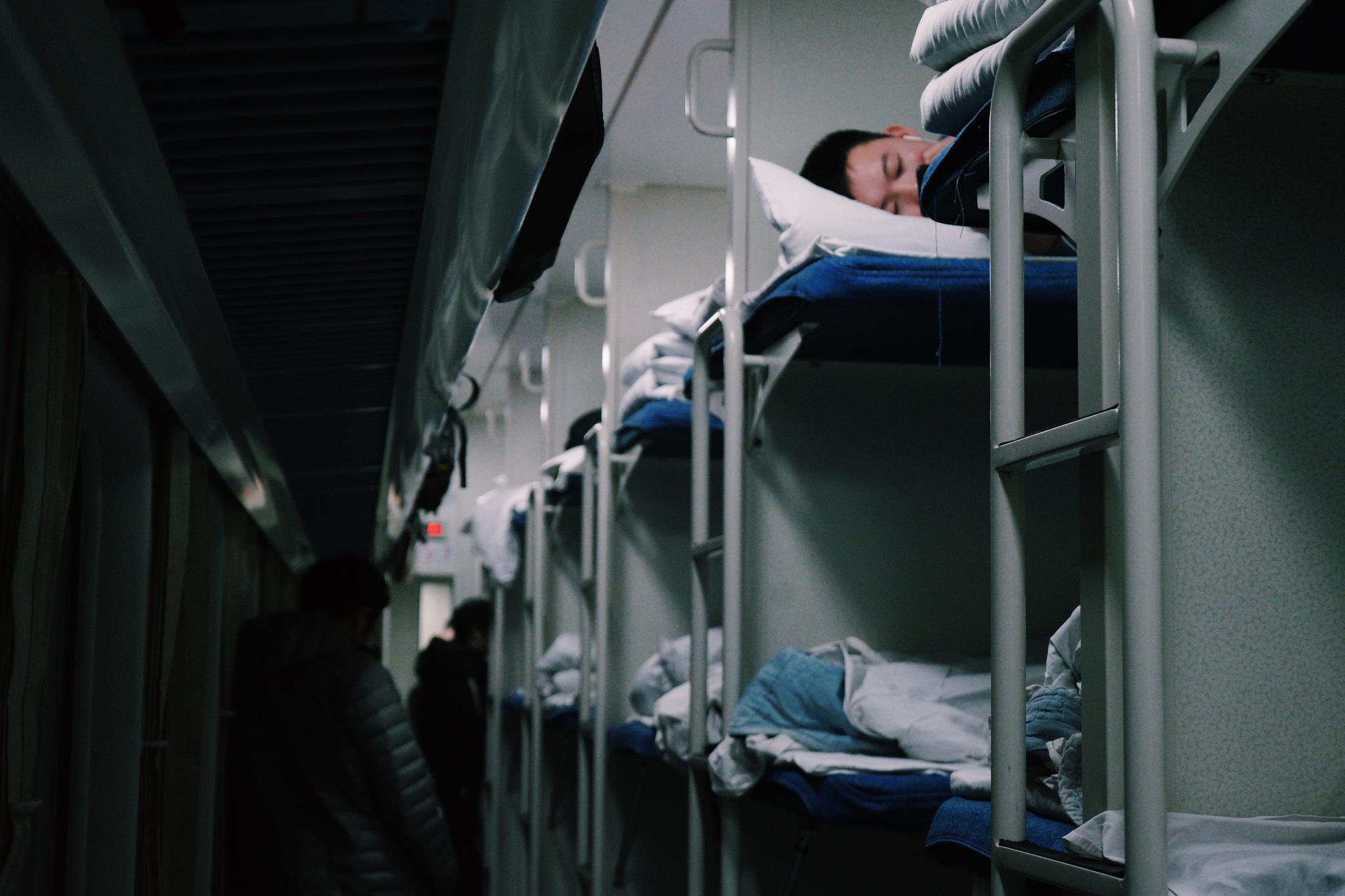 春运首趟临客绿皮火车上的回家故事