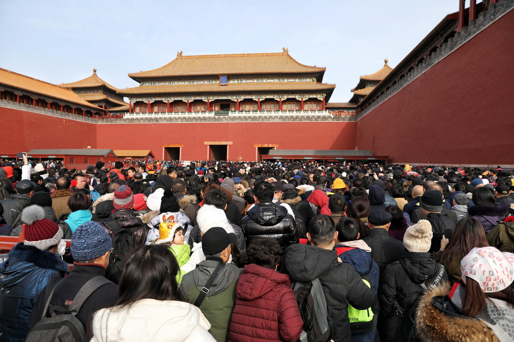 故宫迎史上最大展览活动游客排百米长队进宫过年