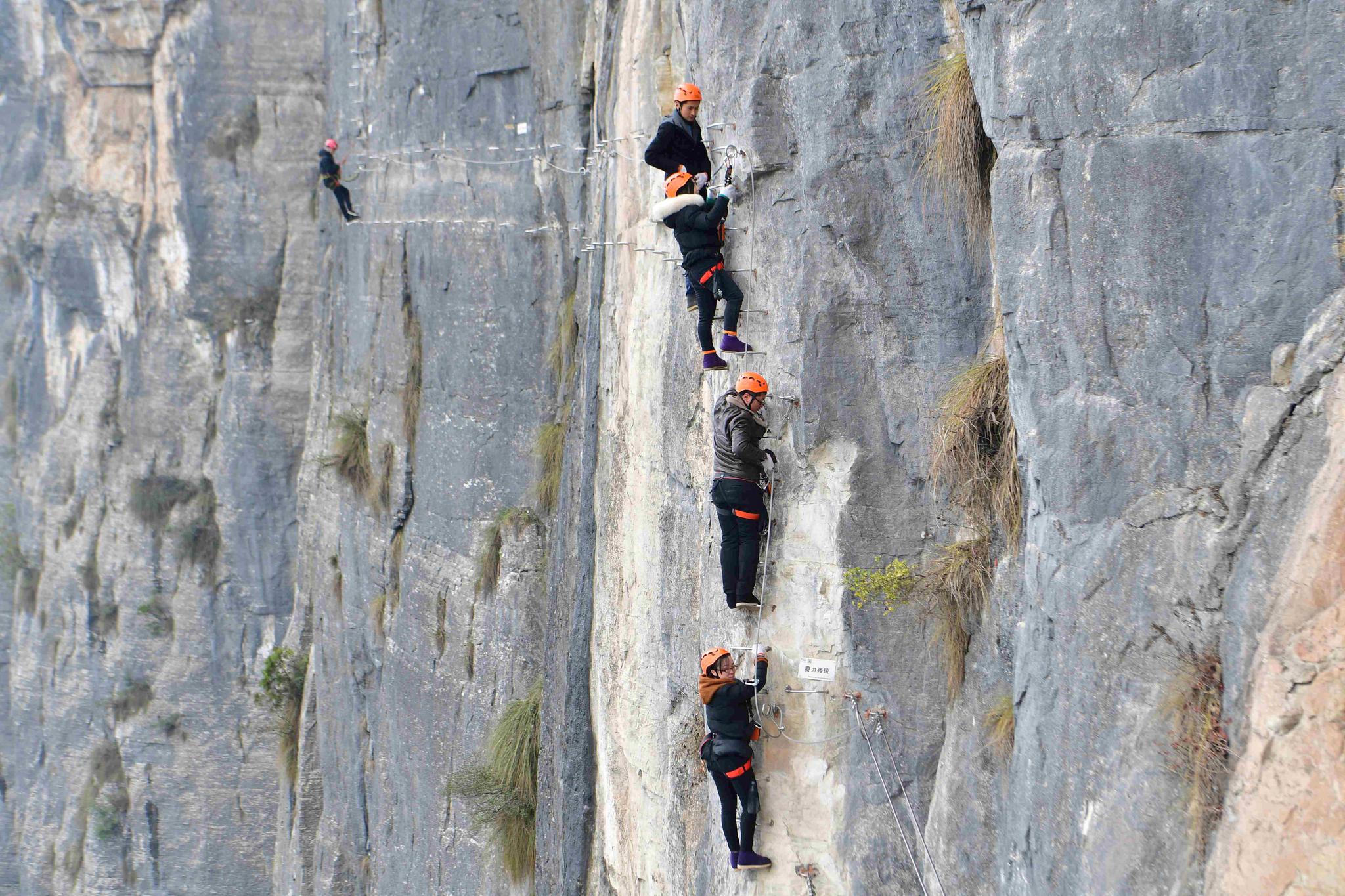 绝壁攀岩 乐享假期