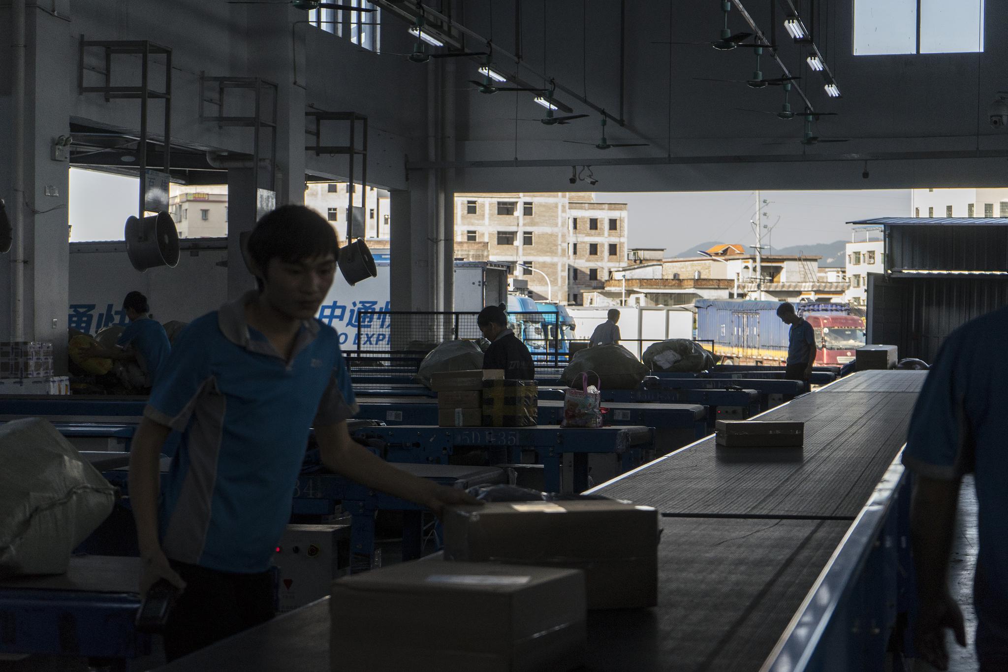 快递员工在流水线上作业