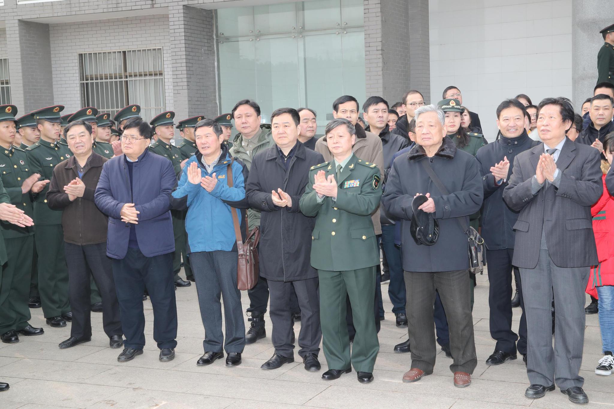 2月23日,南京市,"当代雷锋"郭明义来到31619部队,在雷锋铜像前向"