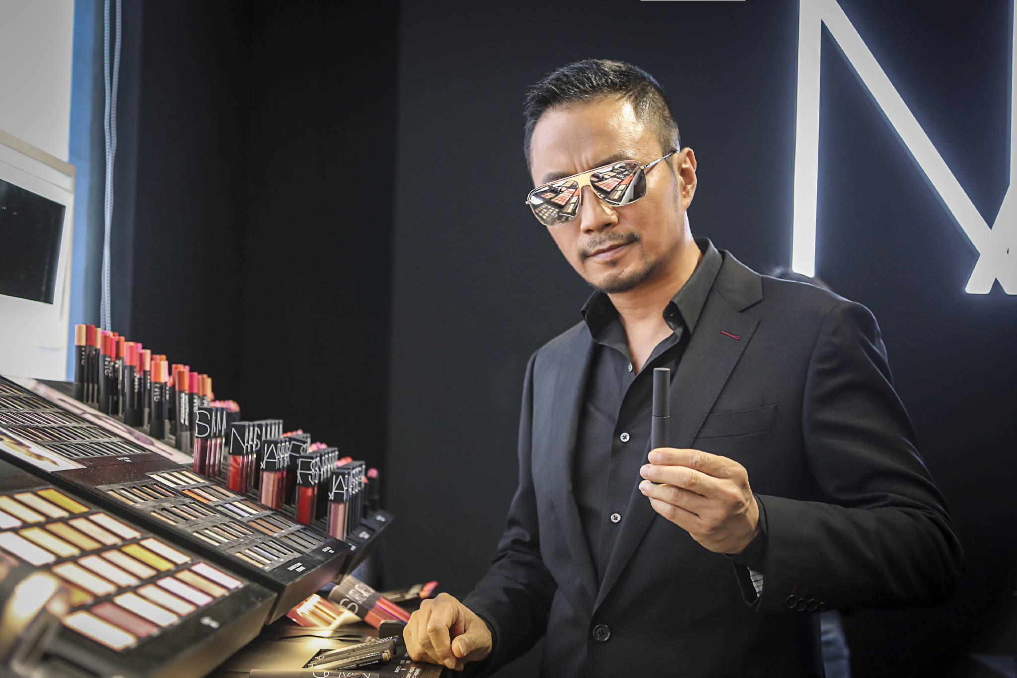 chanel都出男士彩妆了!你还不能接受男生化妆吗?