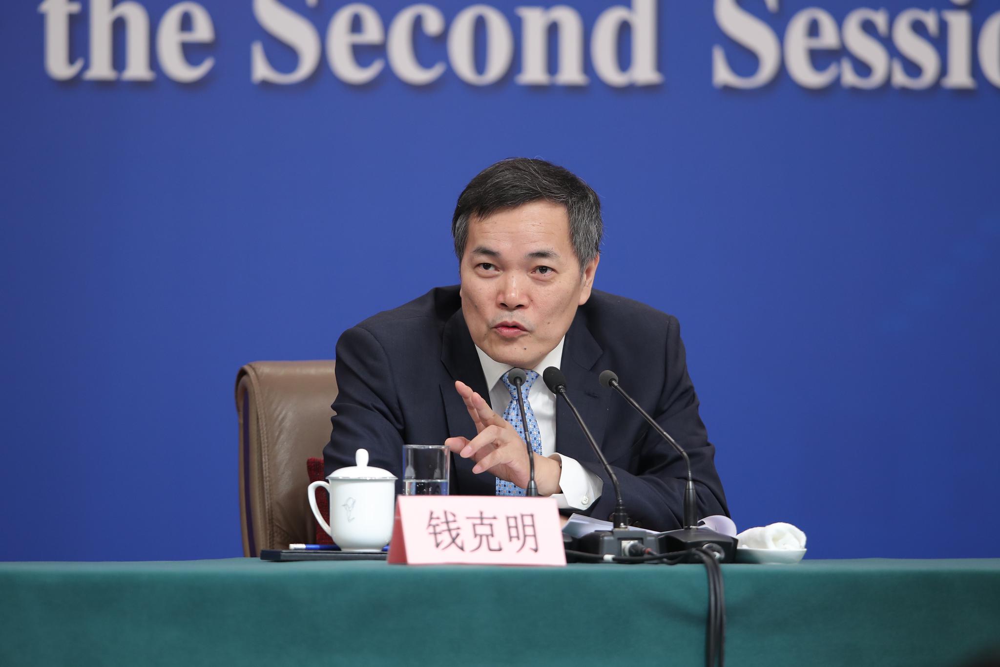 针对"一带一路"只对中国有利的观点,商务部副部长钱克明予以反驳,并
