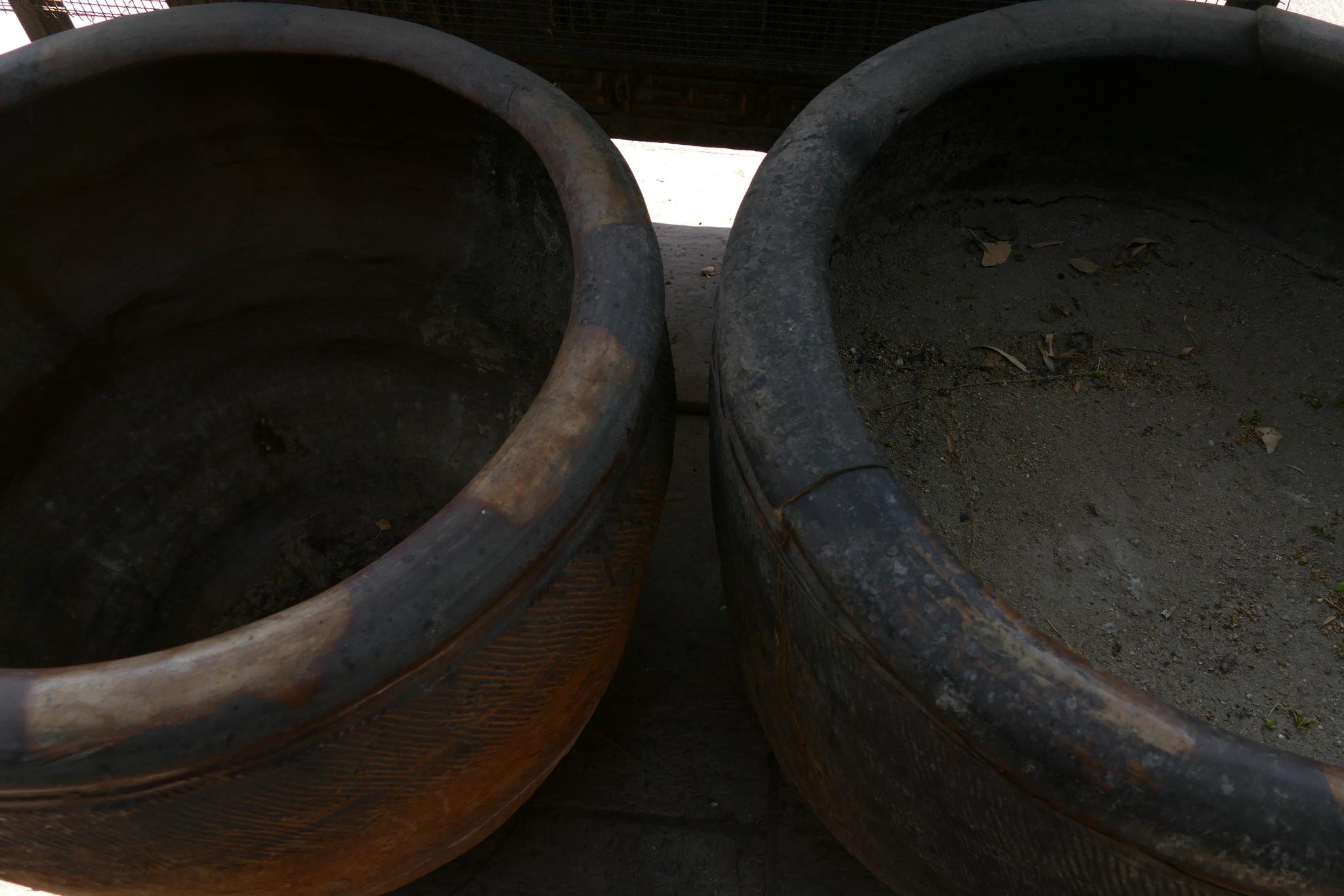 大明湖北极庙中的古代大缸,请高手帮忙锔补!