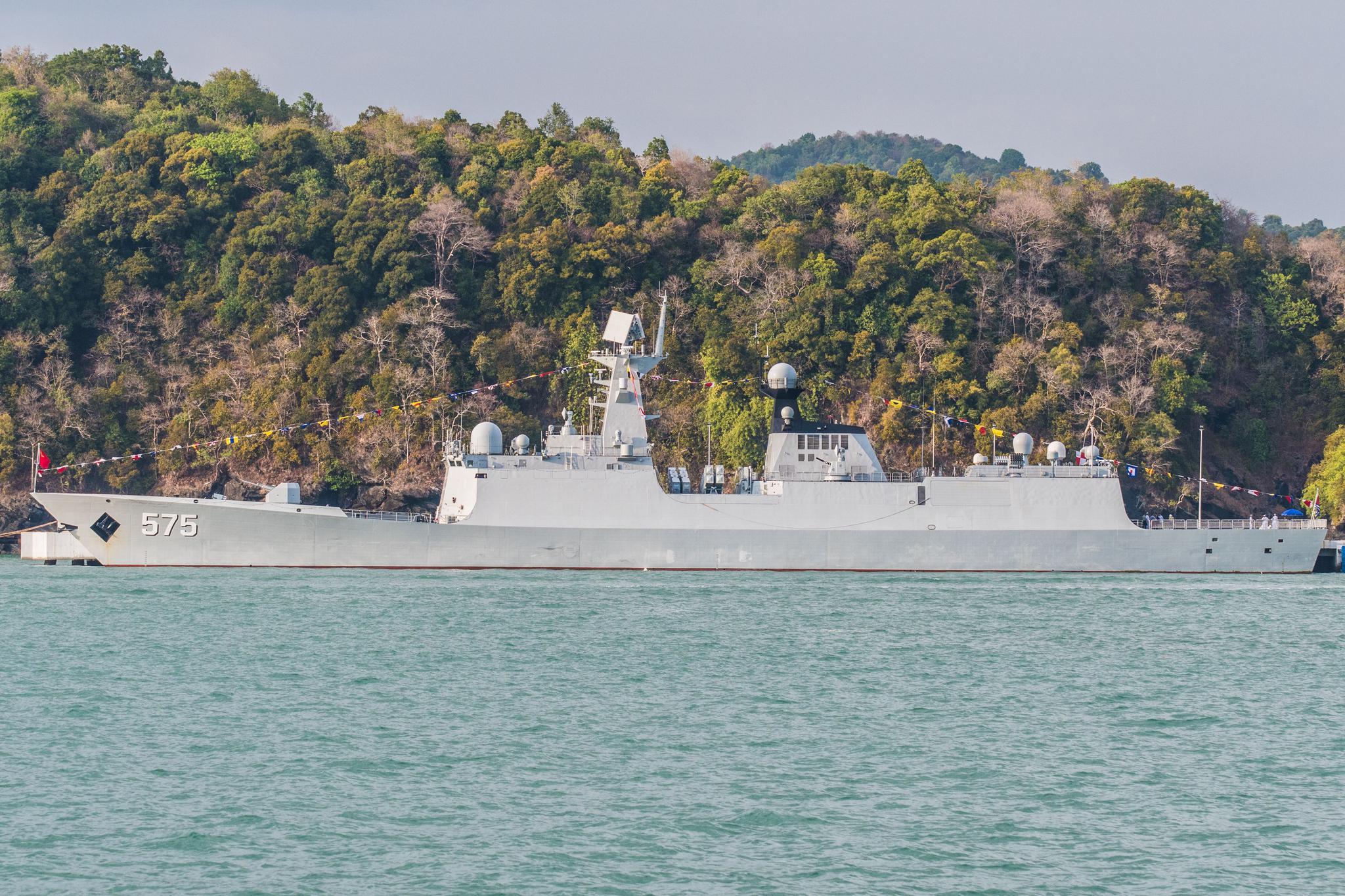 中国军舰首次亮相兰卡威防展054a舰举行开放活动