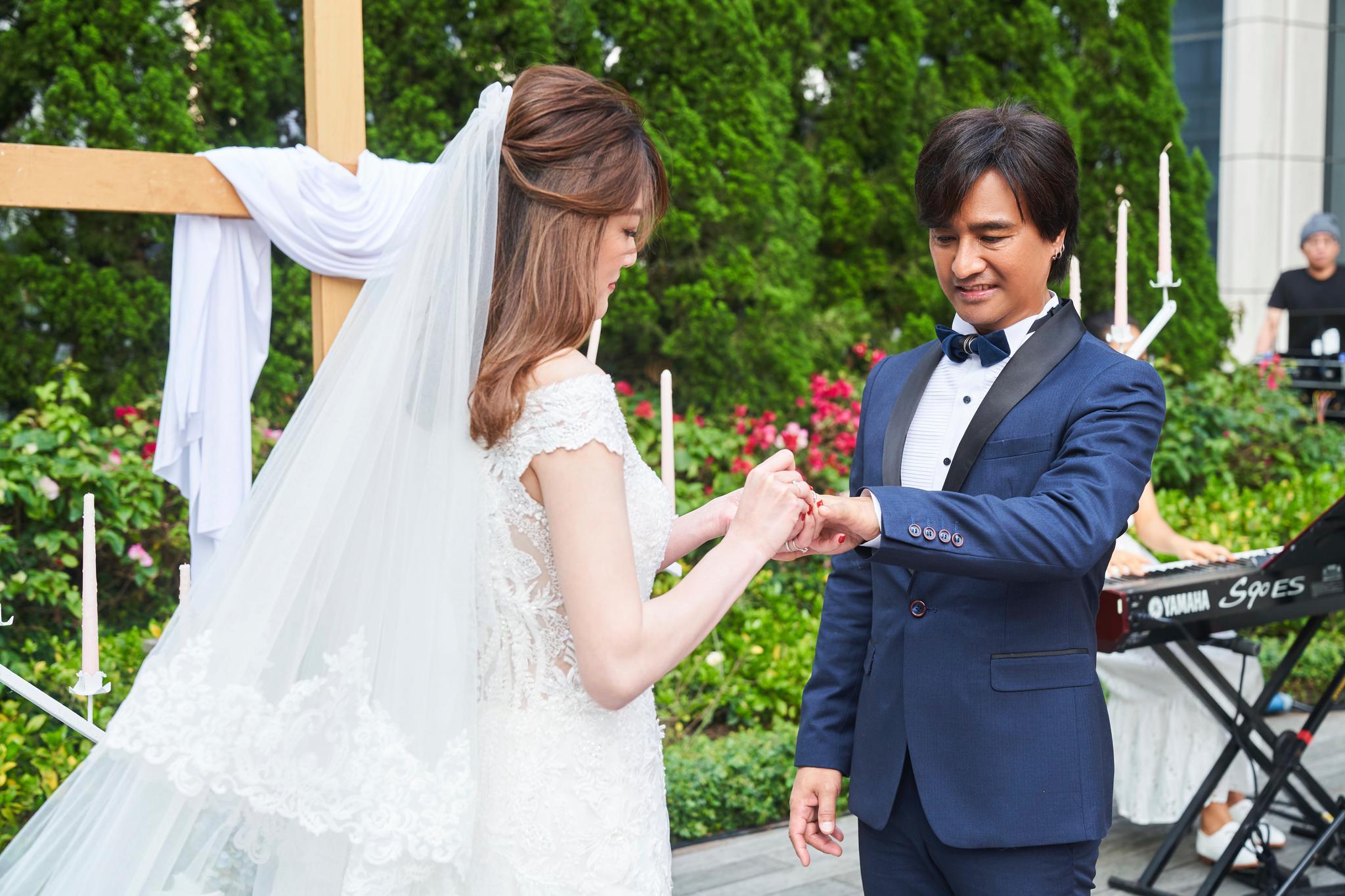 动力火车成员尤秋兴结婚 现场为新娘献唱求婚曲 动力火车 尤秋兴 新娘 新浪新闻 动力火车成员尤秋兴结婚 现场为新娘献唱求婚曲 动力火车 尤秋兴 新娘 新浪新闻