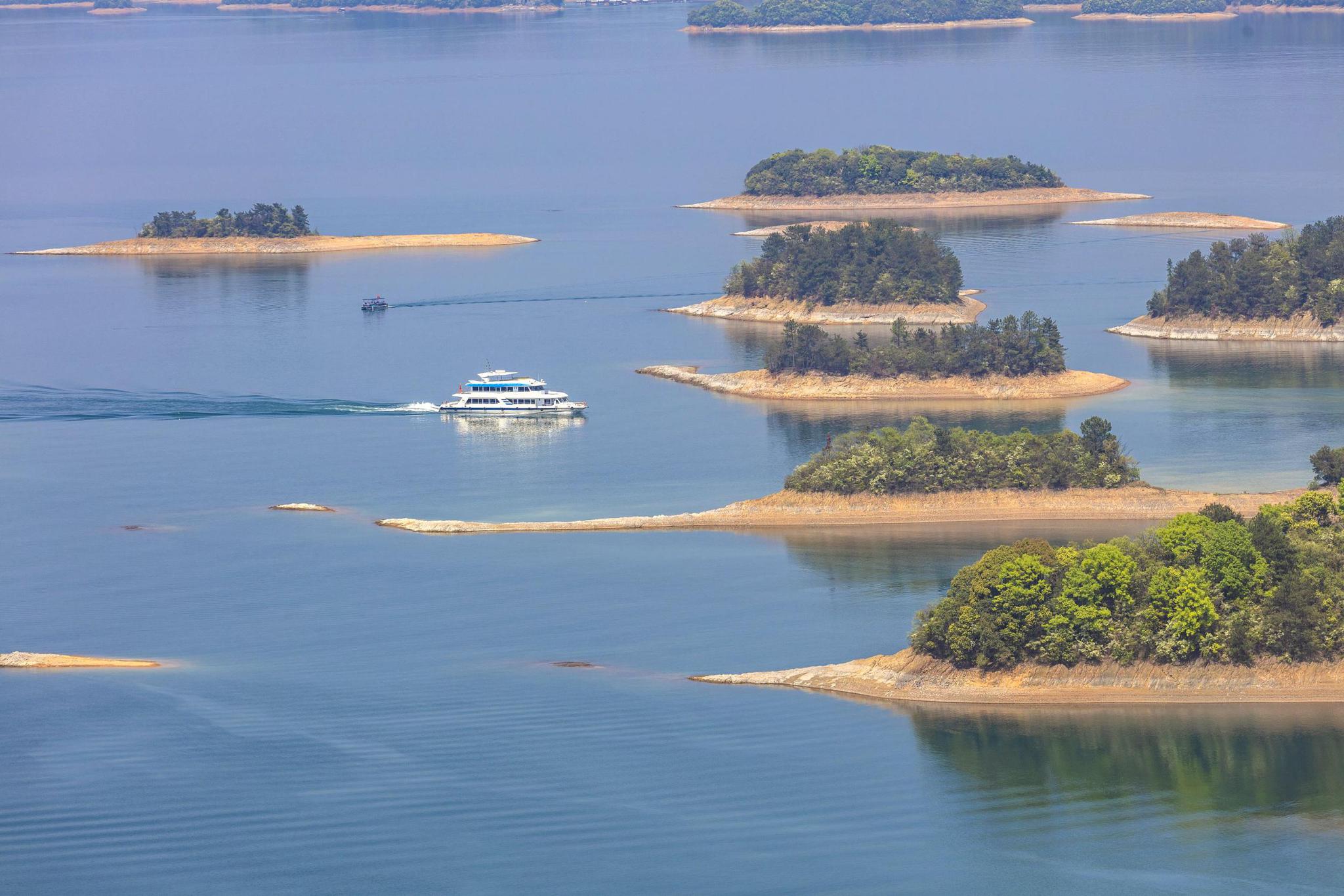 江西九江:航拍庐山西海千座"迷你岛"