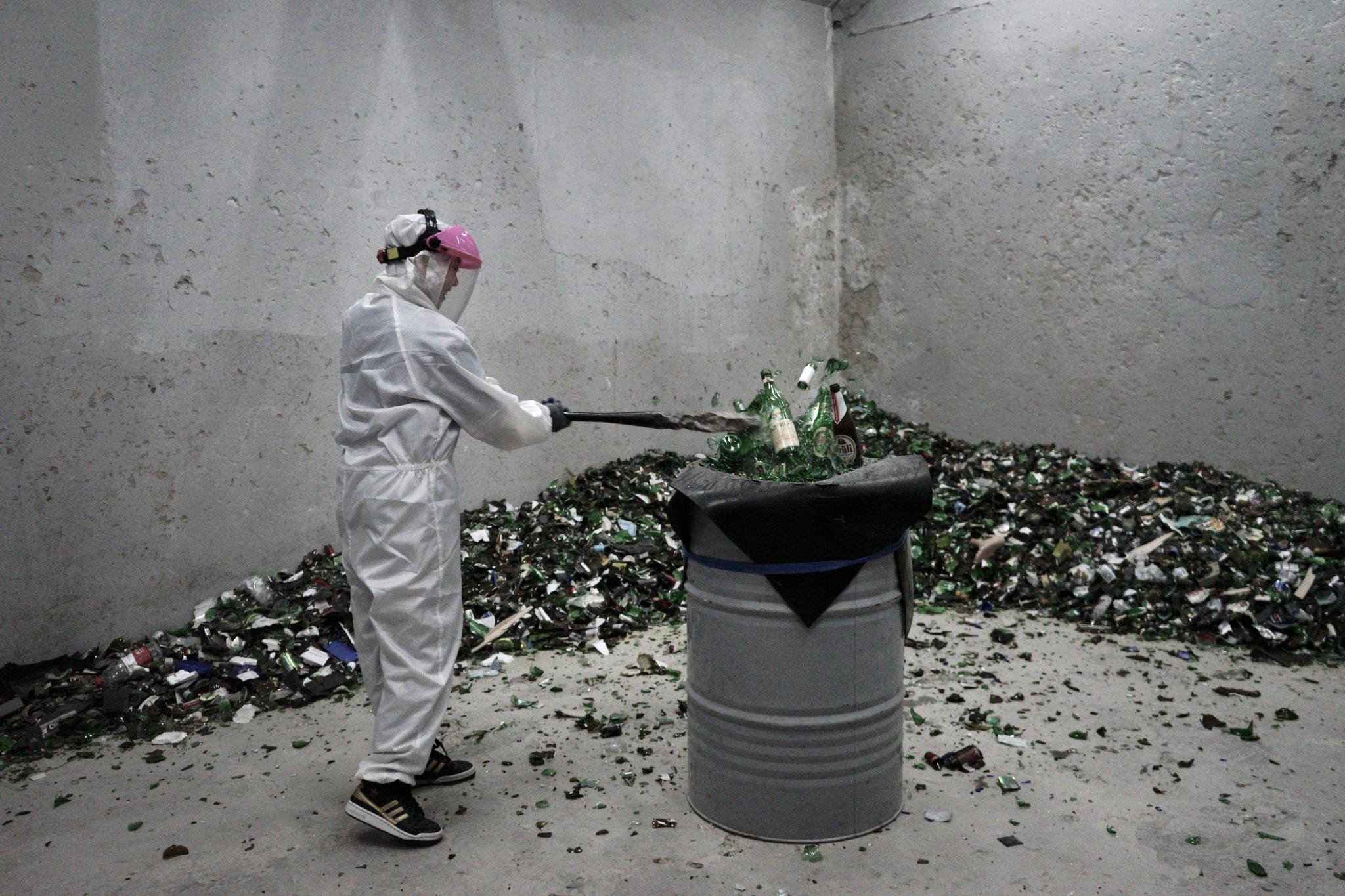 探访北京首家"发泄屋":有人怒砸酒瓶,有人专砸假模特