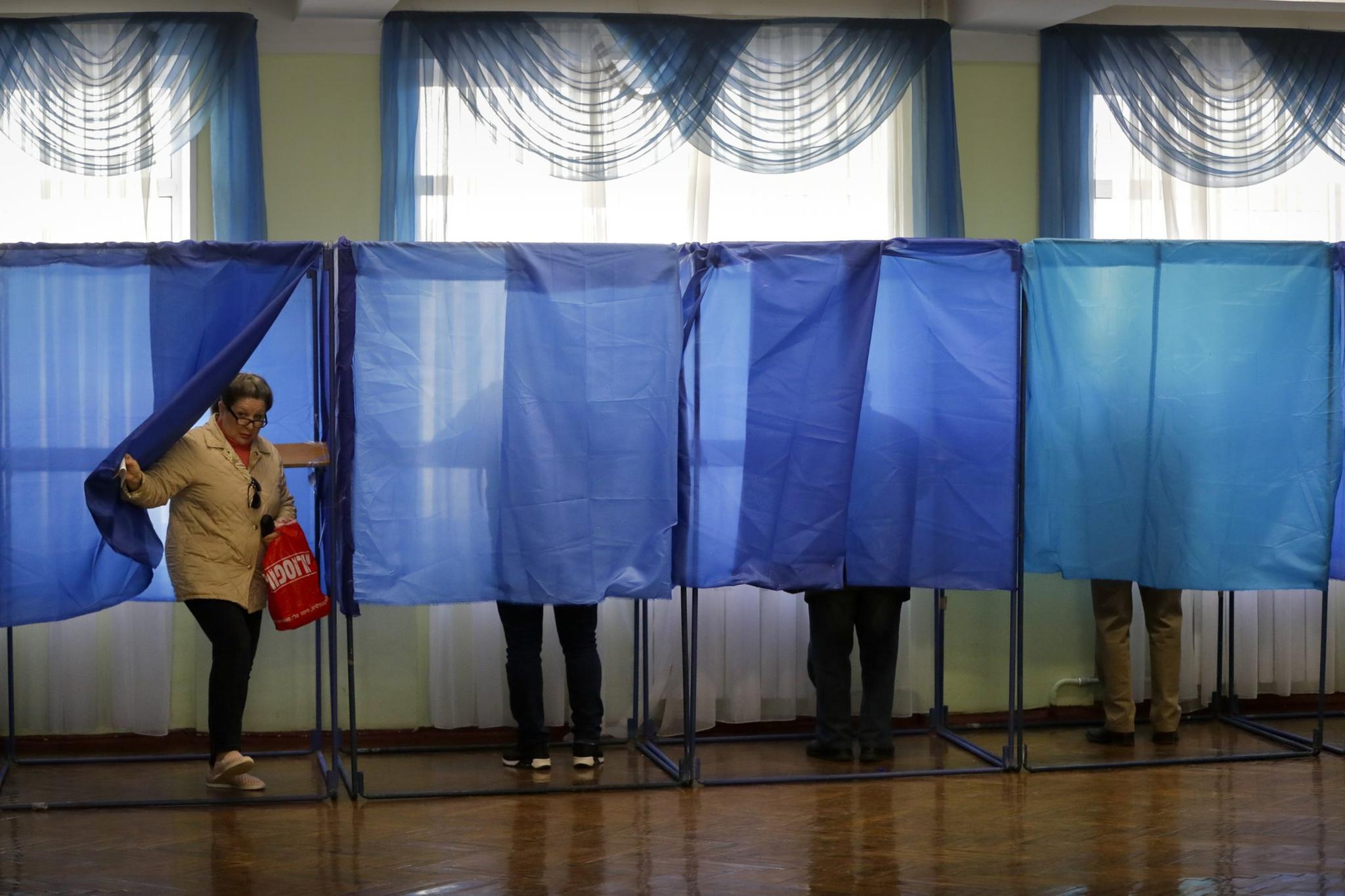当地时间4月21日，乌克兰民众参加总统选举第二轮投票。图源：美联社
