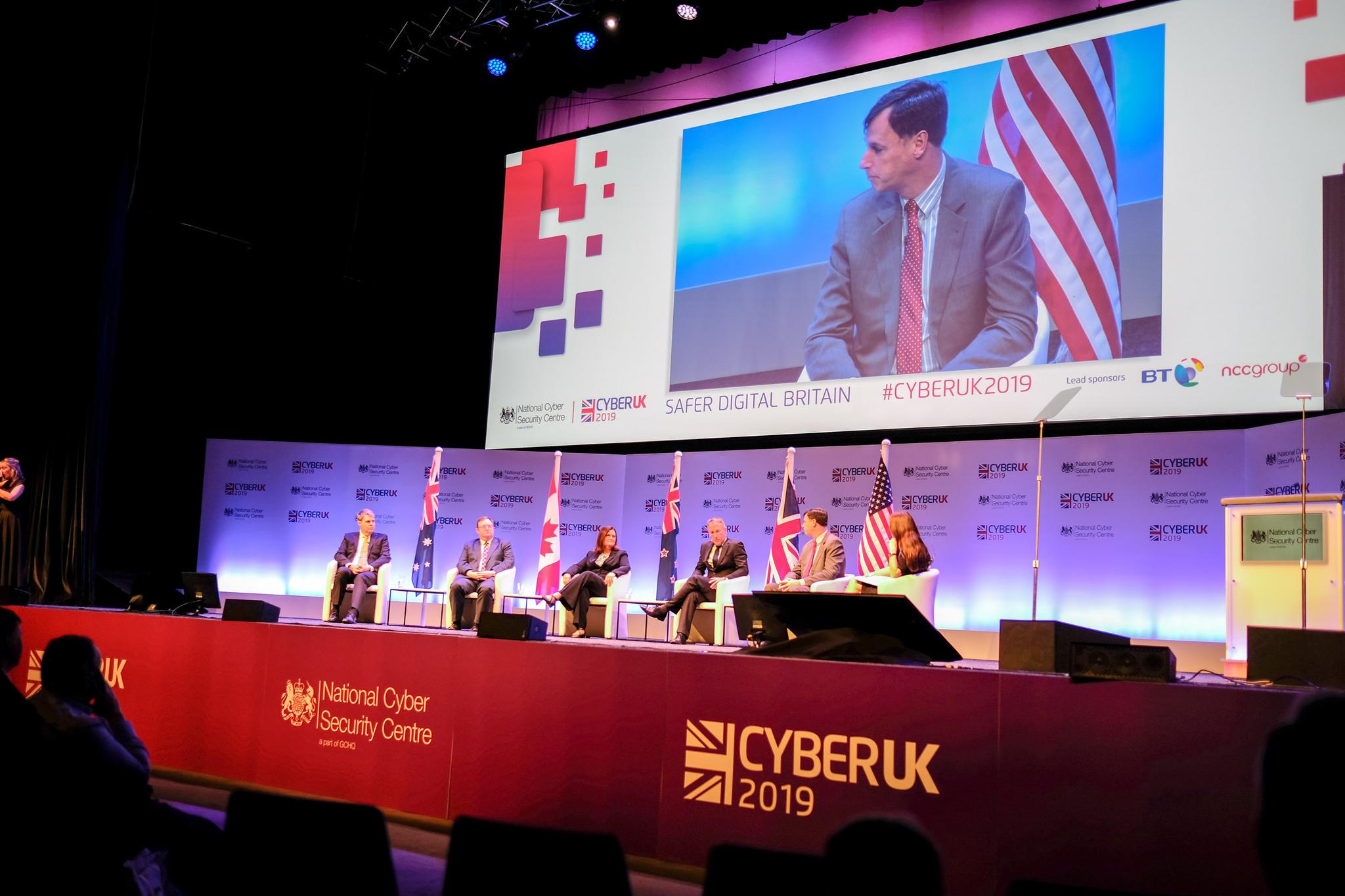 24日的"五眼联盟"会议,大屏幕上的为乔伊斯 图自推特