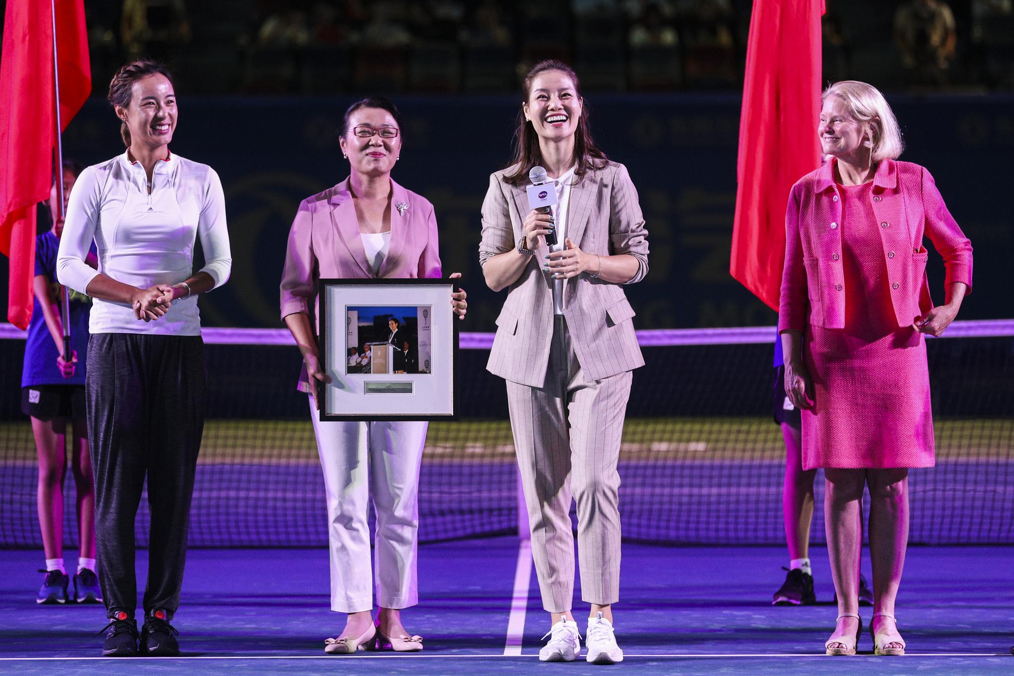 李娜（右二）出席武网开幕式。图/WTA武汉公开赛