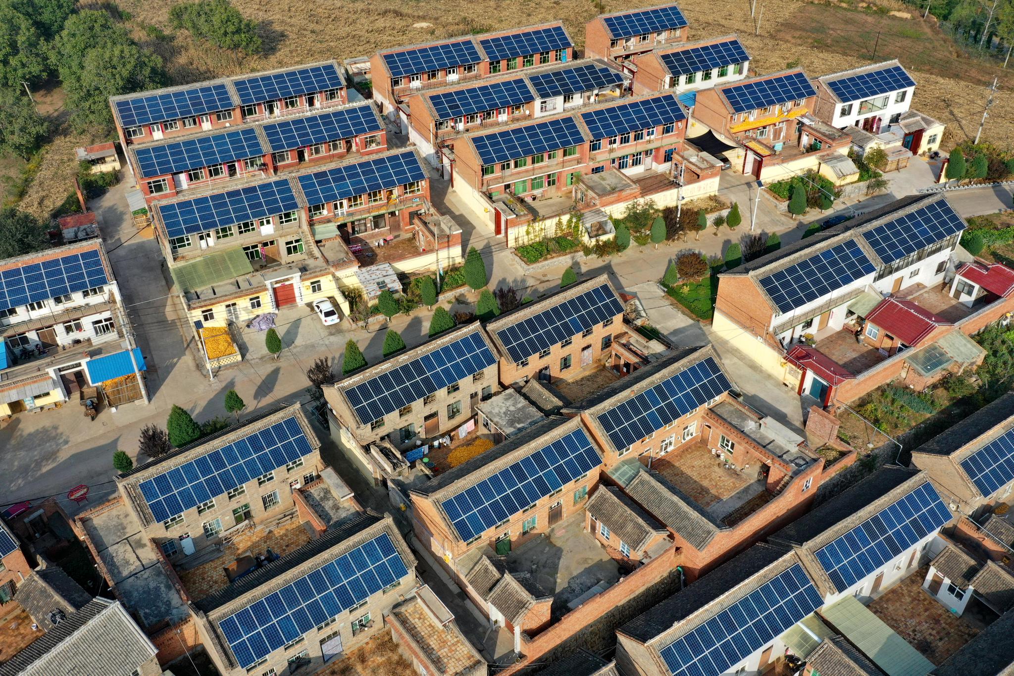 乡村屋顶光伏助力村民脱贫增收