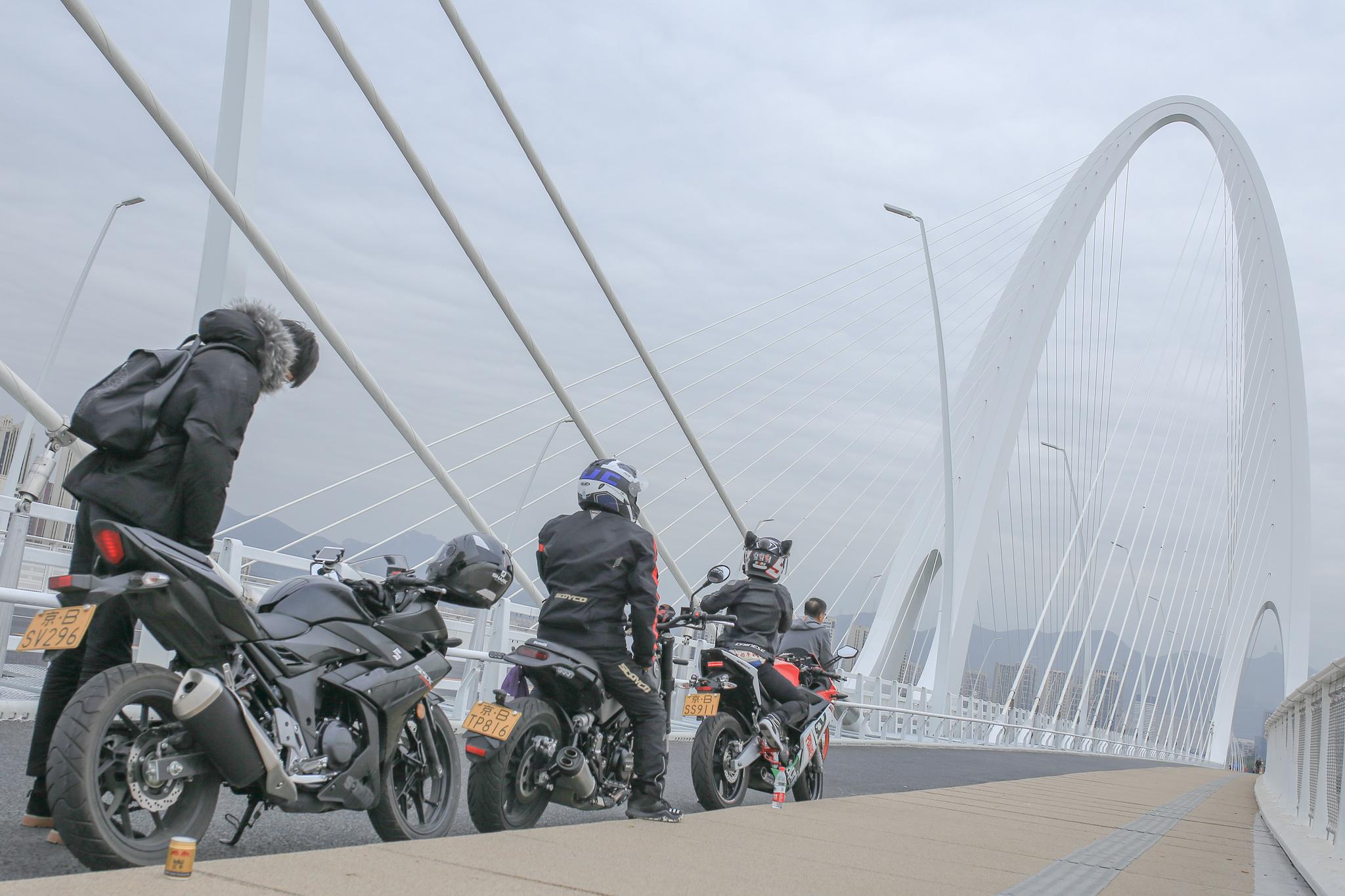 骑行爱好者在新首钢大桥上准备出发.