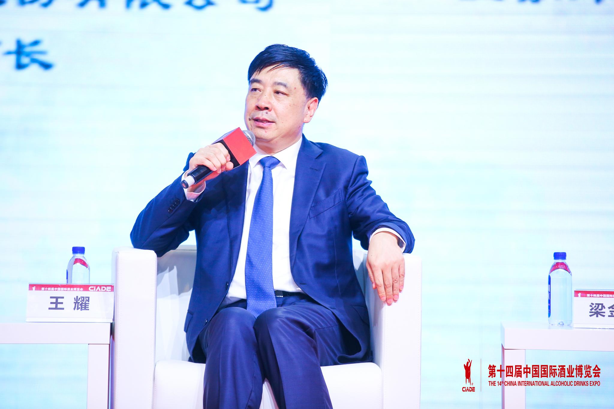 洋河酒厂股份有限公司党委书记,董事长王耀发言时表示,过去三年,整个