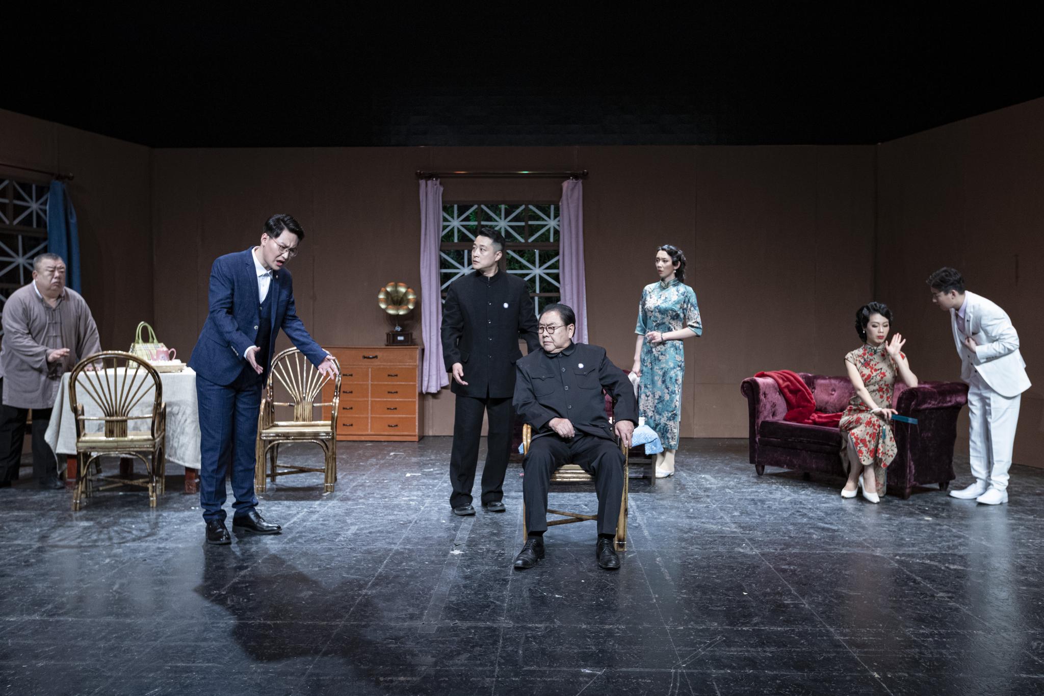 马德华首次演话剧像见心爱的姑娘心里怕怕又喜欢