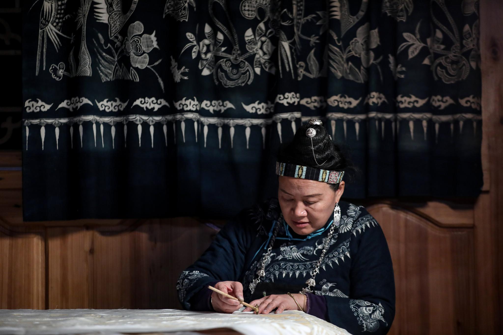 10月28日,杨芳在家中晾晒蜡染制品.