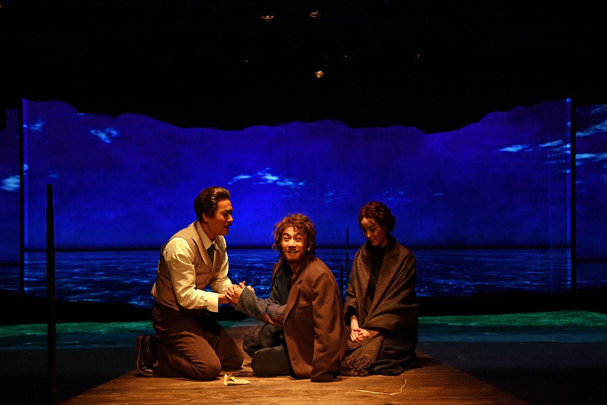 新京报讯(记者 刘臻)11月6日晚,由王斑导演的小剧场话剧《天边外》在