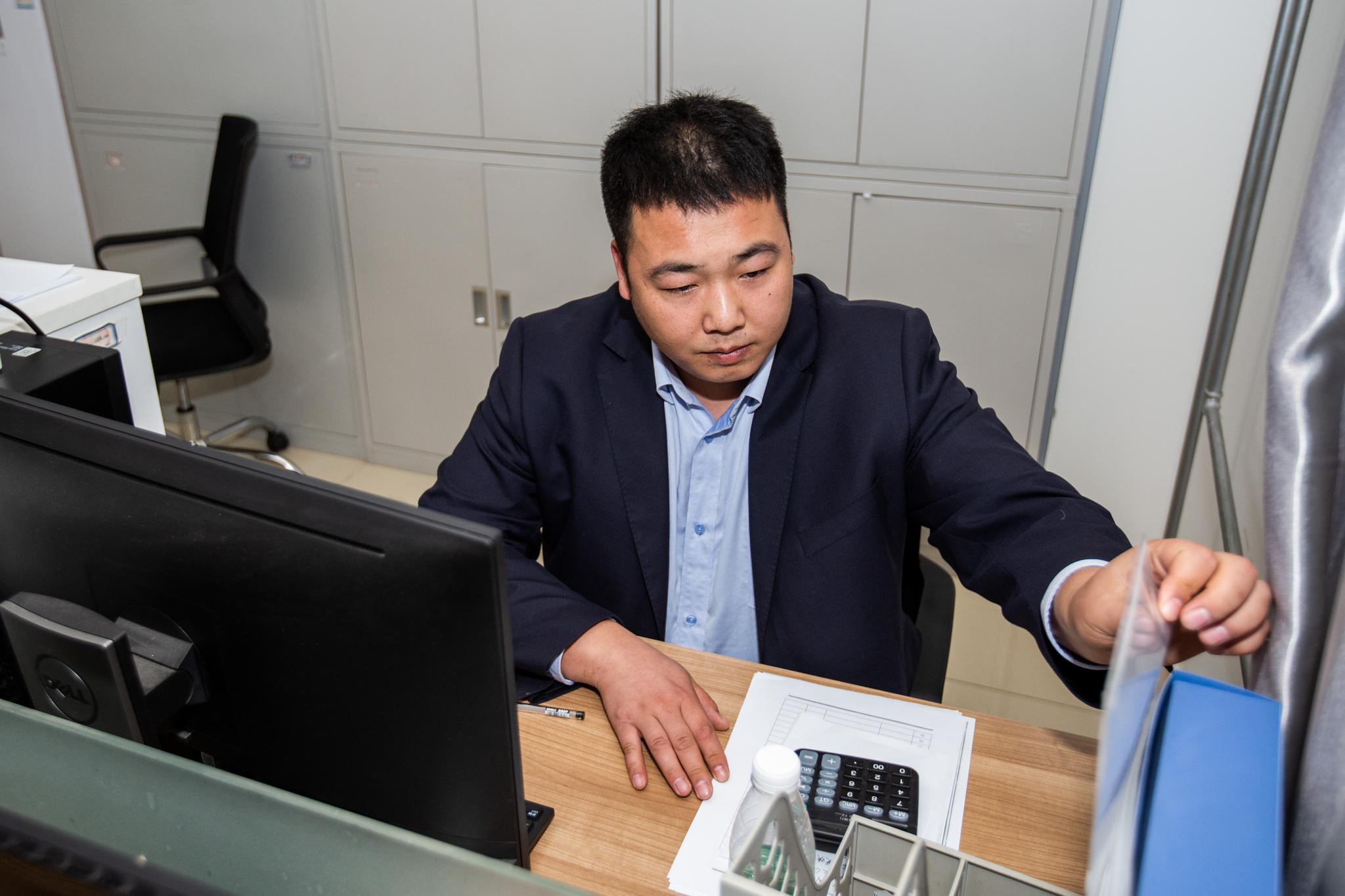 90后物业项目经理勇斗持刀歹徒,平日解决小区家长里短