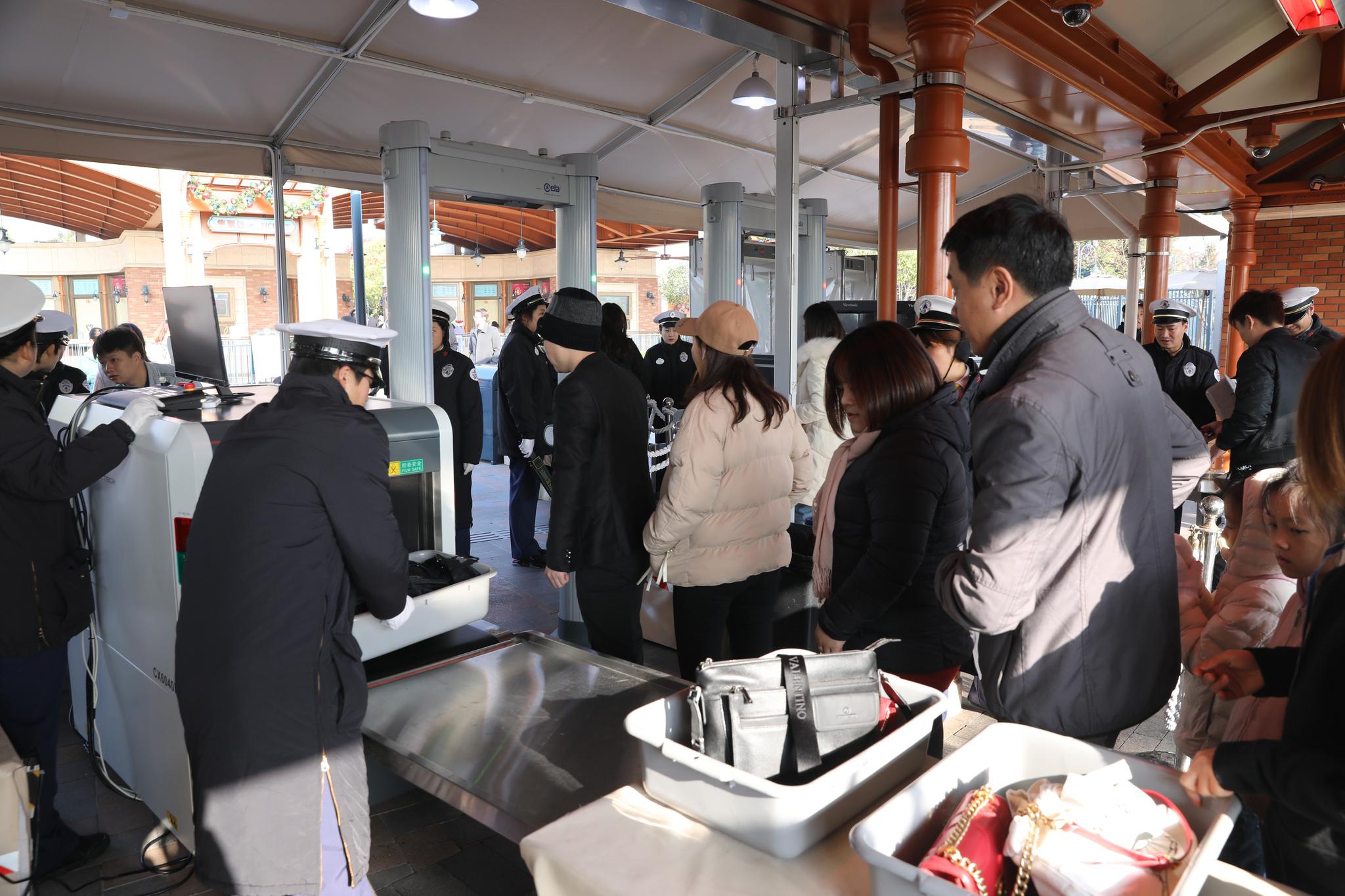 上海迪士尼乐园开始测试使用X光机 优化安检流程