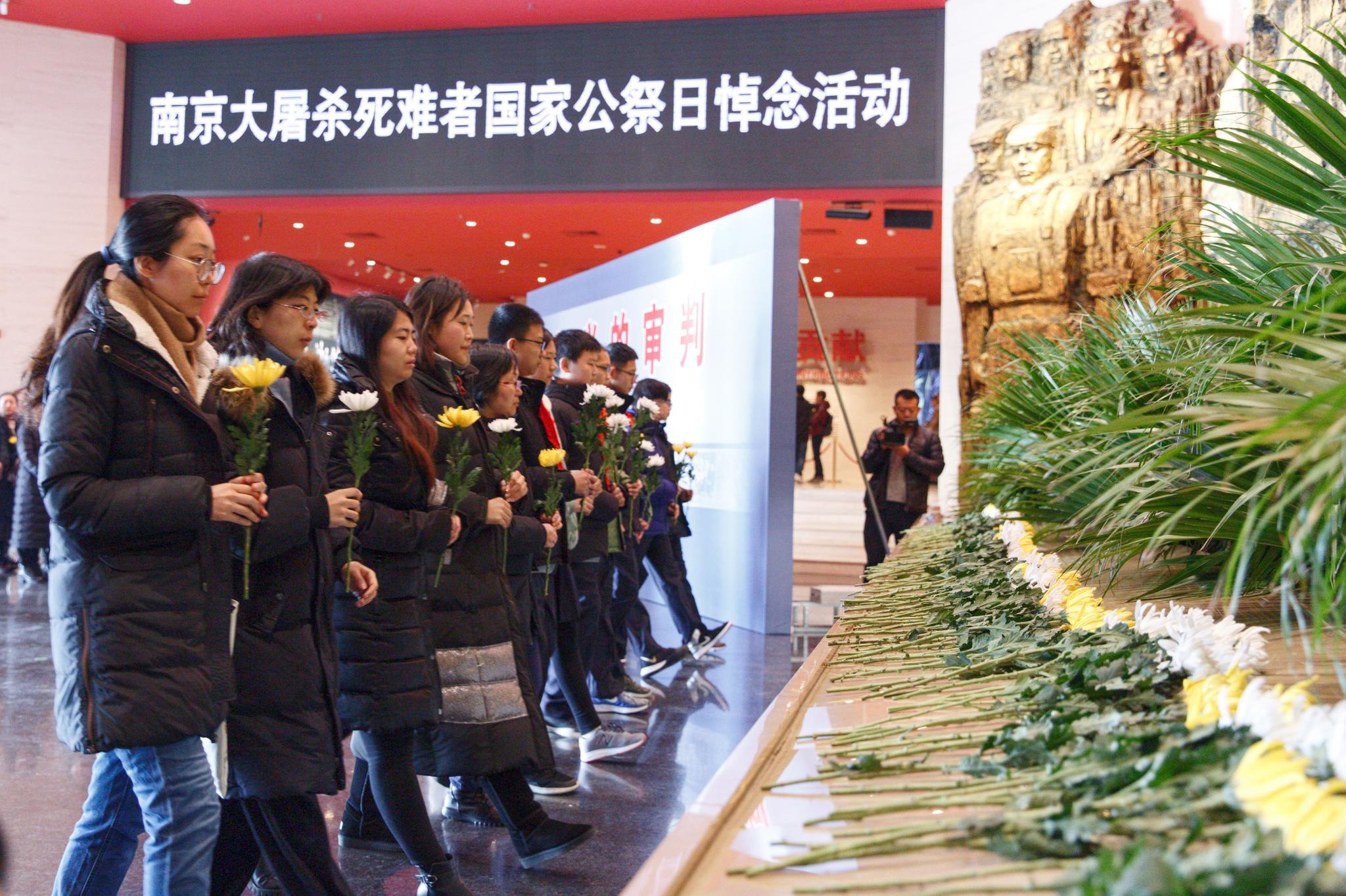 社会各界在抗战馆参加公祭活动。摄影/新京报记者 李凯祥