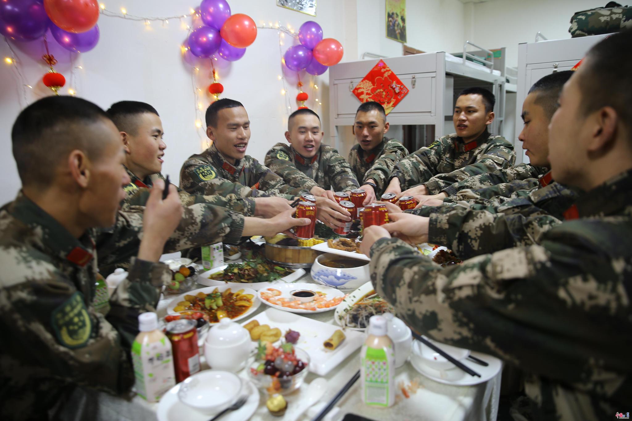 新春走基层最美敬业福武警战士的温馨春节