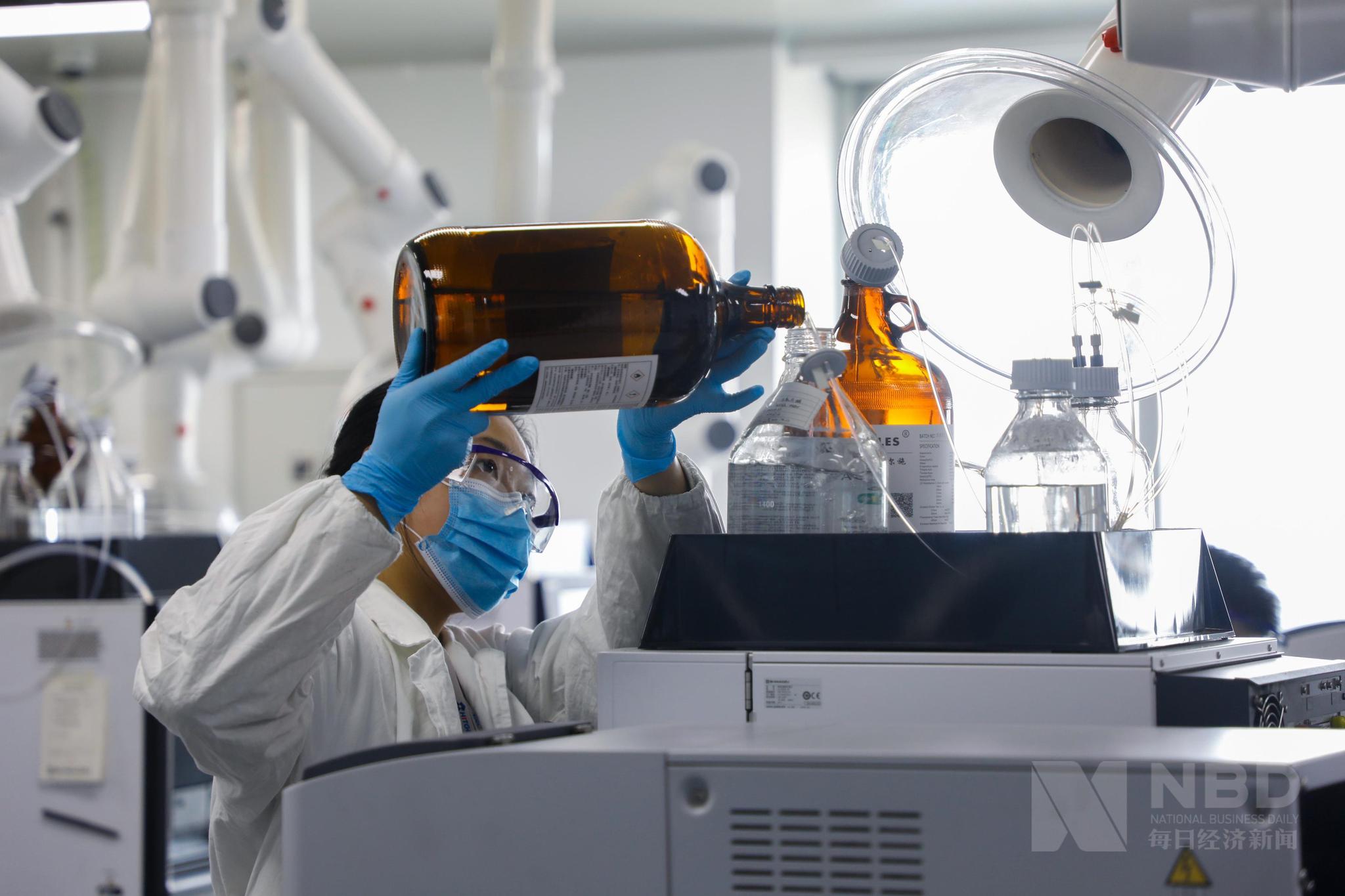成都先导实验室内工作人员正在工作 图片来源:每经记者 王昊毅 摄