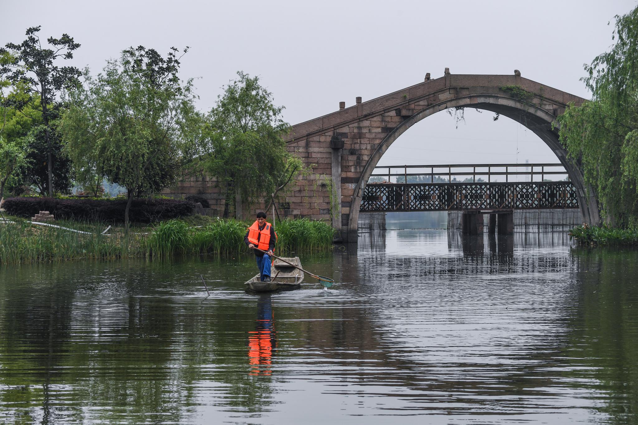 近年来,浙江省德清县水利部门依托中小河流治理项目,以"山水林田翰葺