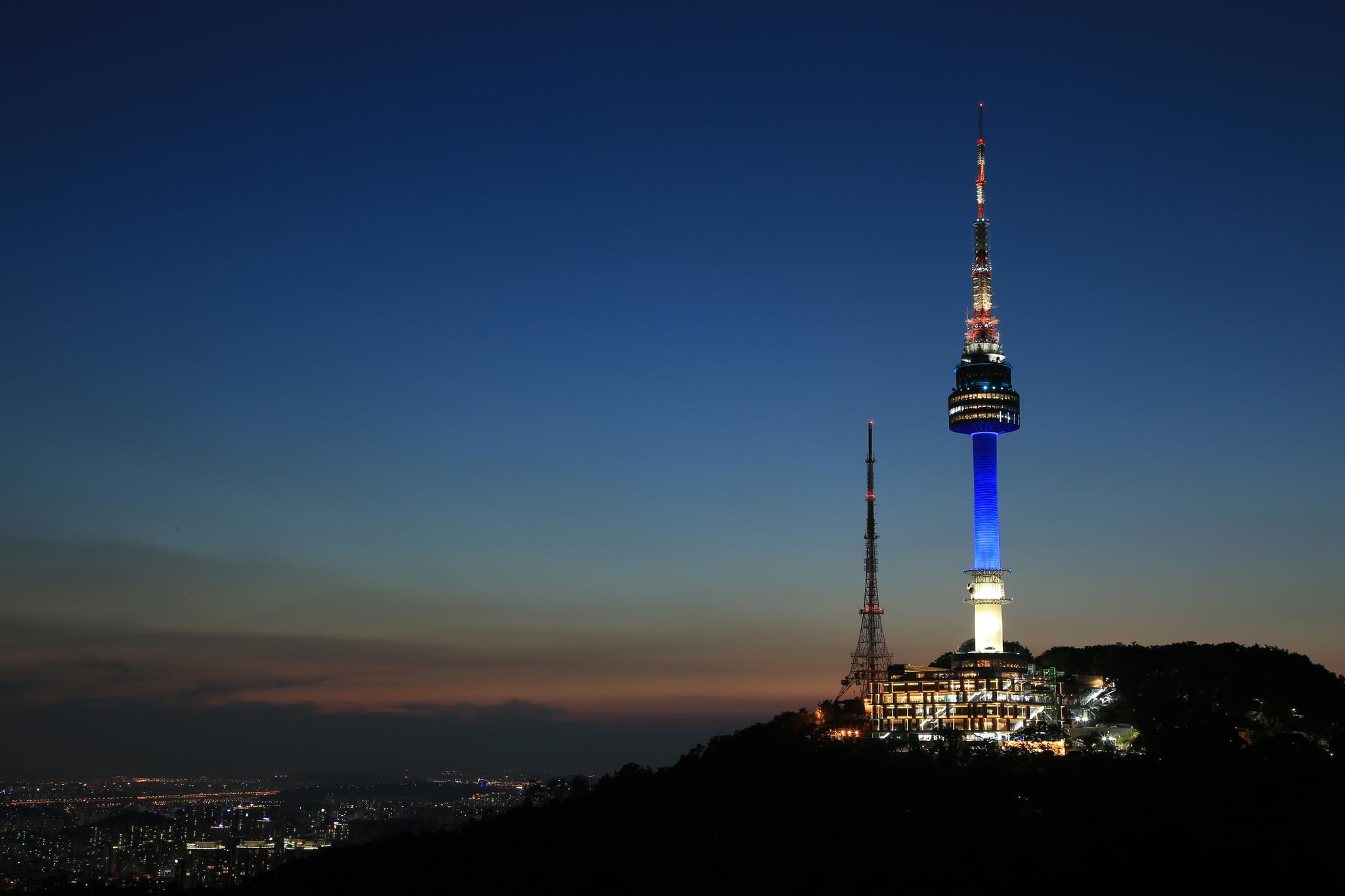 韩国首尔:地标建筑亮蓝灯致敬抗疫人员|新冠肺炎_新浪新闻