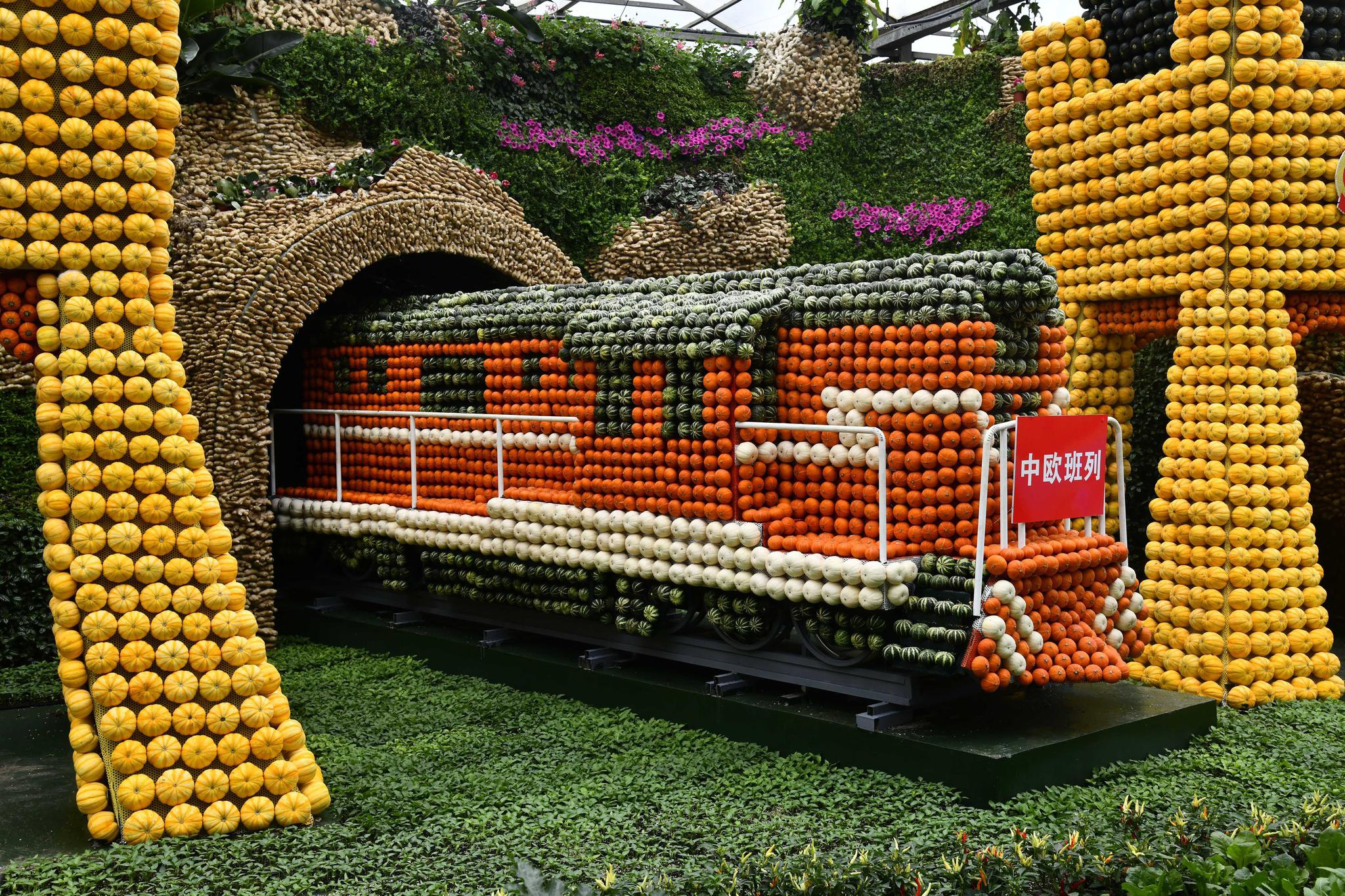 20日在第二十一届中国(寿光)国际蔬菜科技博览会上拍摄的果蔬景观造型