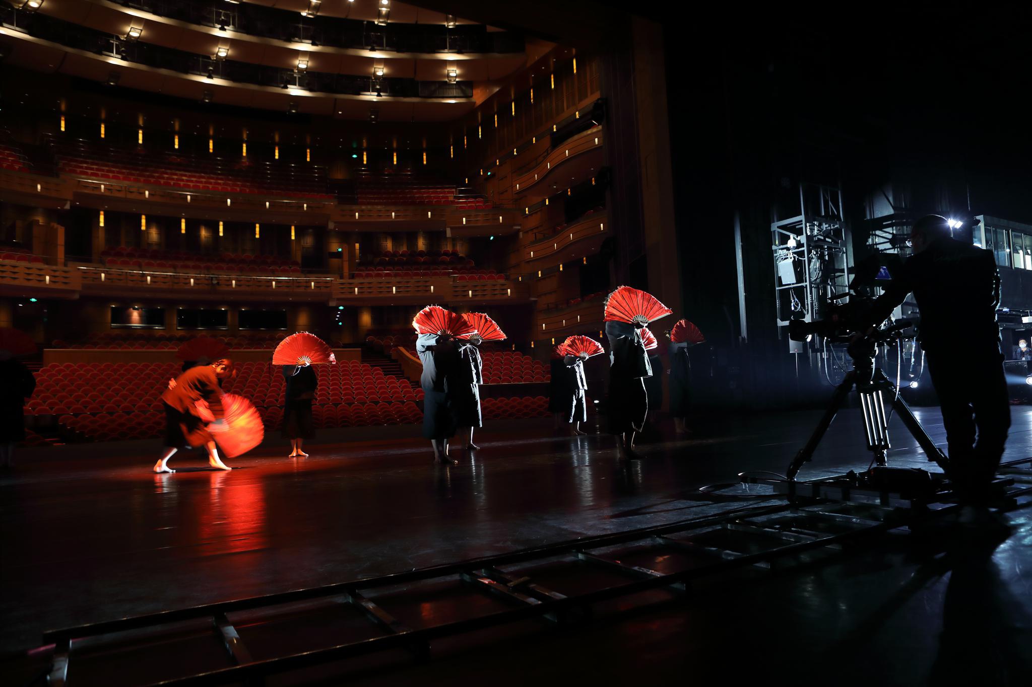 暂别公众100天上海大剧院重新亮灯放送特别演出