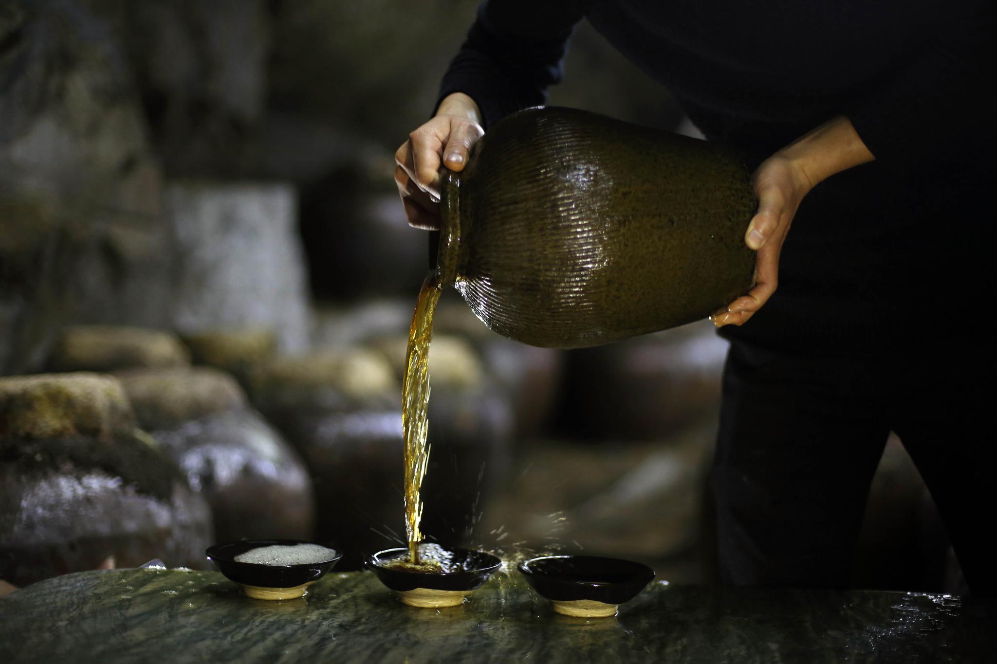 我蛰伏深山12年,古法酿造千吨老酒,百米外都能闻到酒香