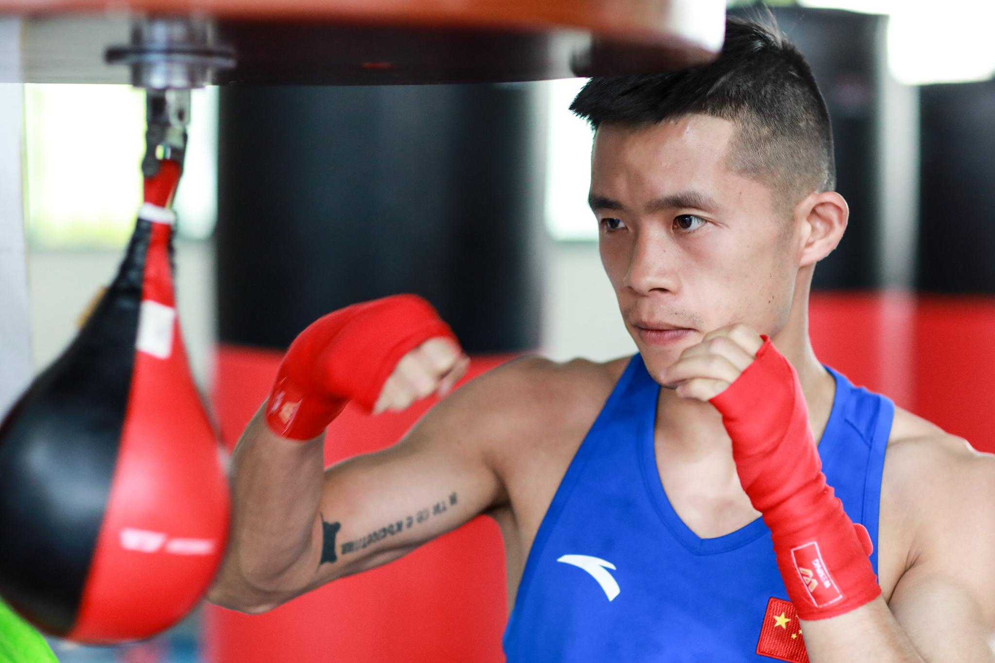 新华社记者 欧东衢 摄6月6日,周晓舒(左)与吴国胜在60公斤级比赛中.