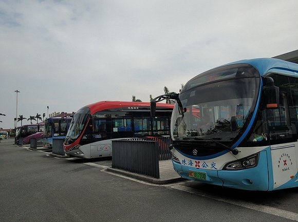 珠海城轨公交车站的银隆新能源汽车   陈鹏丽 摄