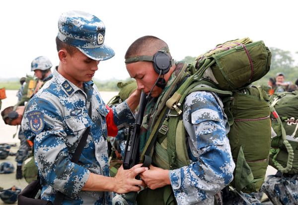 我空军空降兵组织首次空降机步营全要素空降作战演练