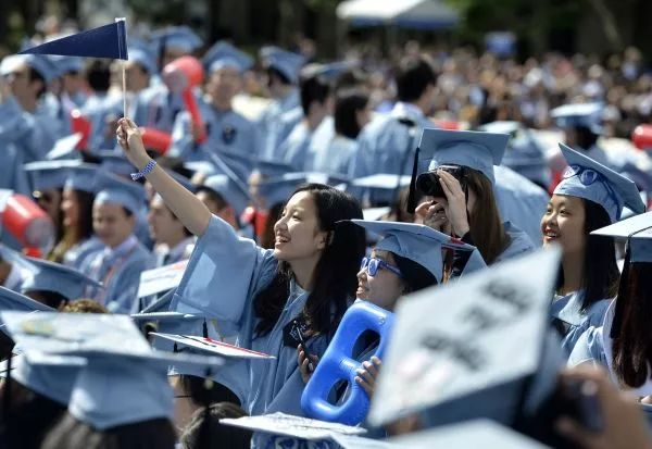 ▲2015年5月20日，几名来自中国的国际学生在哥伦比亚大学毕业典礼上。（新华社）