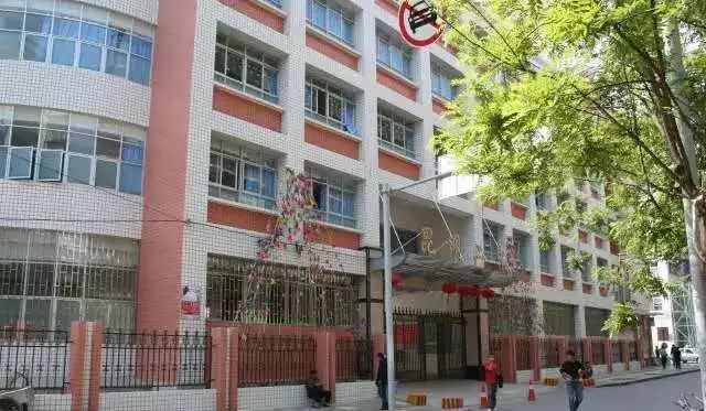 昆二中用满腔热血和辛勤汗水创造了学校优秀的教育教学质量赢得了良好