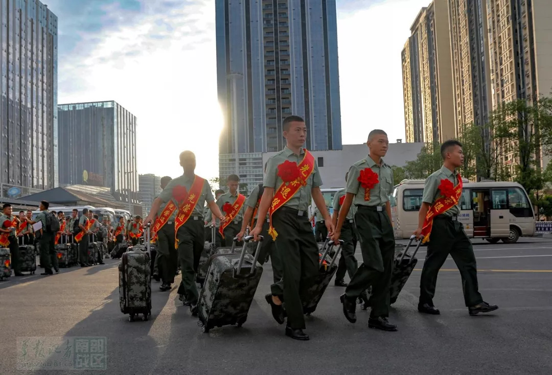 南部战区陆军某旅欢送2018年度夏秋季退役士兵